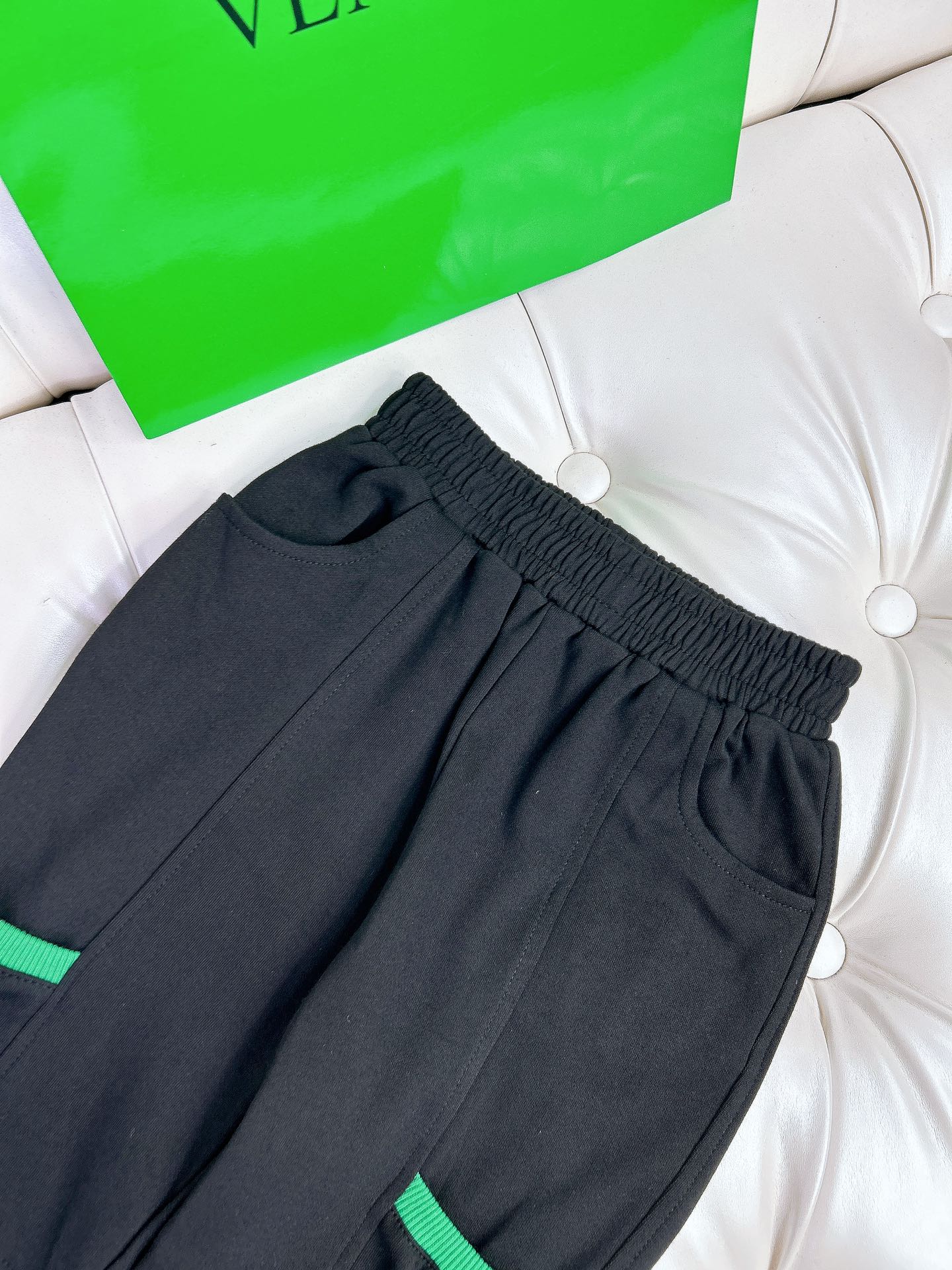 2023 Winter Trend: Child BOTTEGA VENETA’s Impeccable Black and Green Design - 图片 8