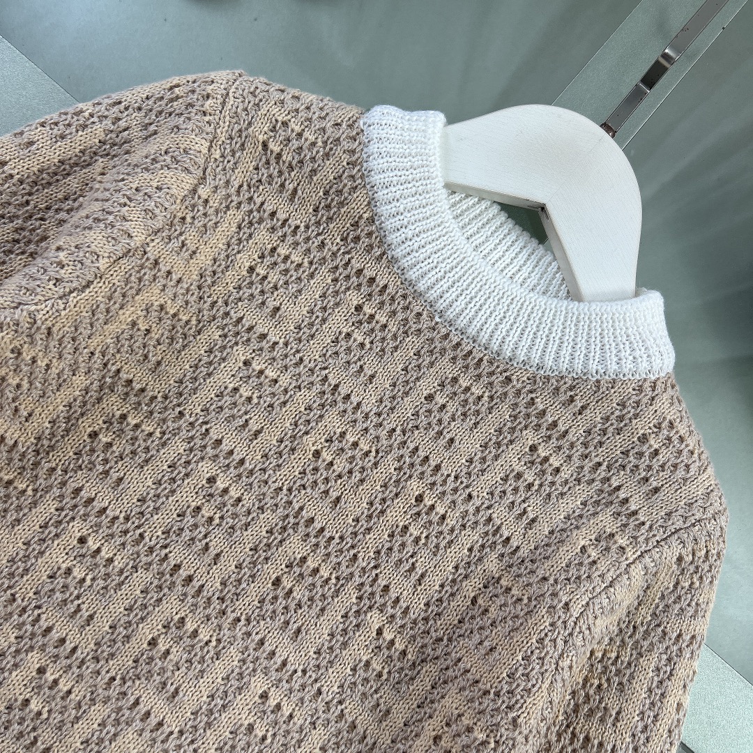 Luxury Knitted Sweater in Size 110-160 cm: High-End Wool Clothing with Original Details. - 图片 5