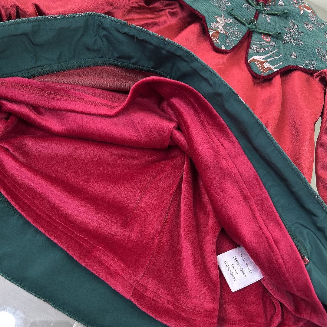 Dior 迪奥,童装,女童年服,儿童连衣裙,既有汉服的优雅也有中国传统的年味,整件衣服内里包括袖子采用超柔软加绒里布,既美丽而不冻人 7
