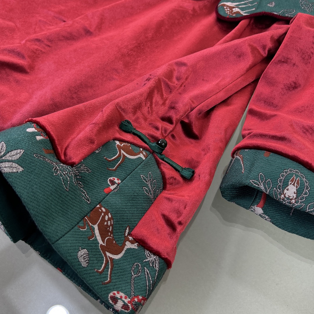 Dior 迪奥,童装,女童年服,儿童连衣裙,既有汉服的优雅也有中国传统的年味,整件衣服内里包括袖子采用超柔软加绒里布,既美丽而不冻人 6