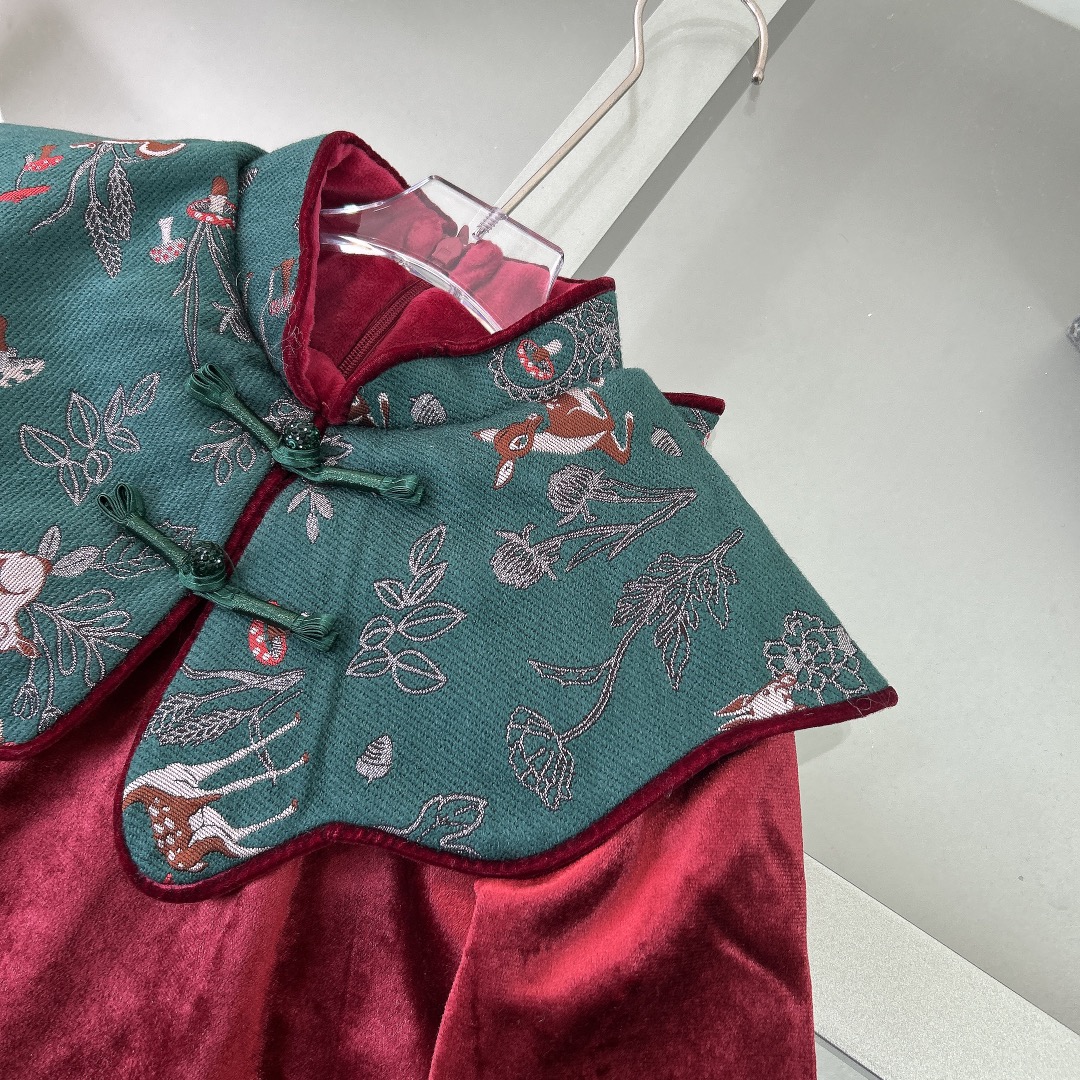 Dior 迪奥,童装,女童年服,儿童连衣裙,既有汉服的优雅也有中国传统的年味,整件衣服内里包括袖子采用超柔软加绒里布,既美丽而不冻人 4
