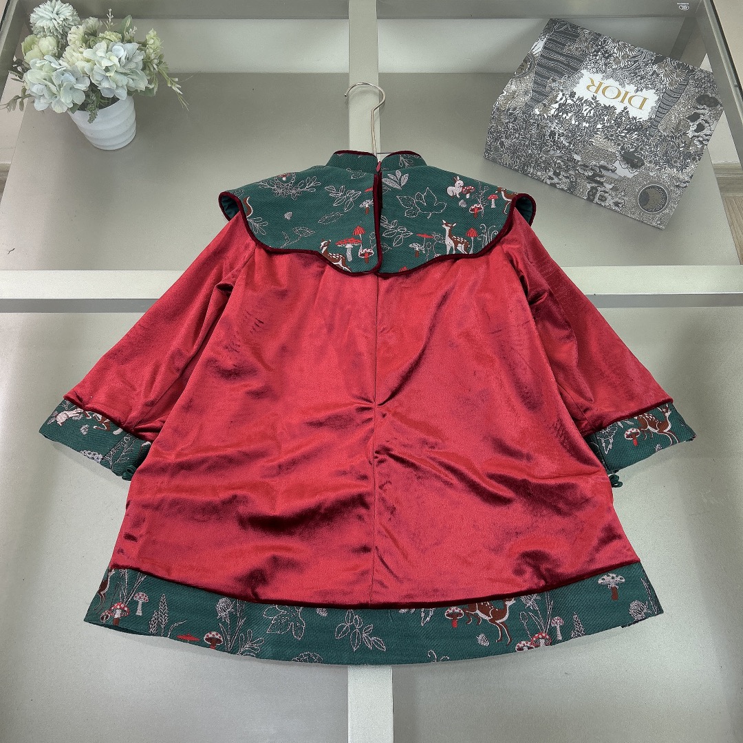 Dior 迪奥,童装,女童年服,儿童连衣裙,既有汉服的优雅也有中国传统的年味,整件衣服内里包括袖子采用超柔软加绒里布,既美丽而不冻人 2