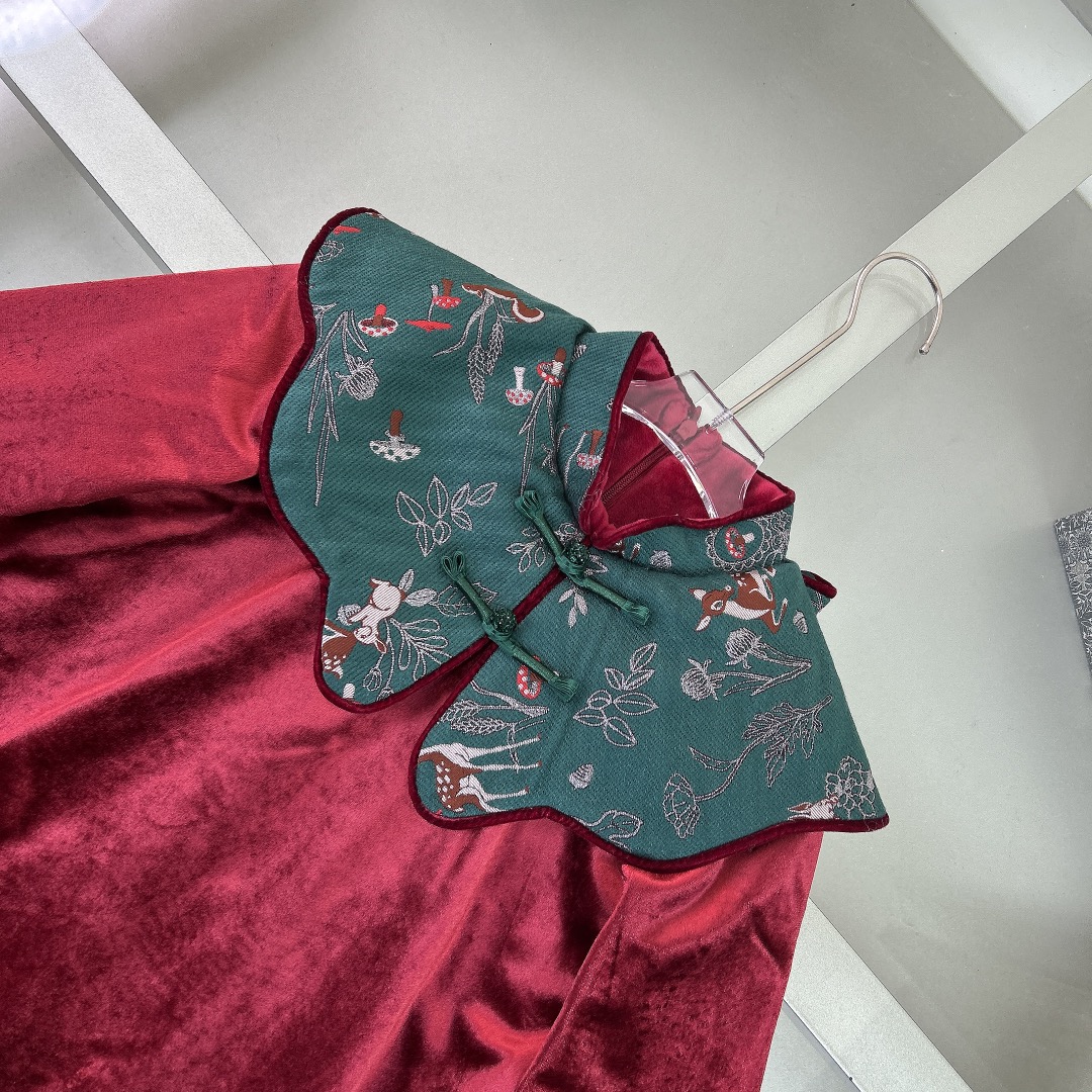 Dior 迪奥,童装,女童年服,儿童连衣裙,既有汉服的优雅也有中国传统的年味,整件衣服内里包括袖子采用超柔软加绒里布,既美丽而不冻人 3