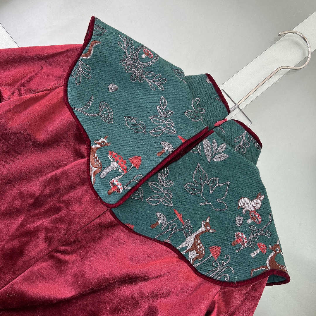 Dior 迪奥,童装,女童年服,儿童连衣裙,既有汉服的优雅也有中国传统的年味,整件衣服内里包括袖子采用超柔软加绒里布,既美丽而不冻人 9