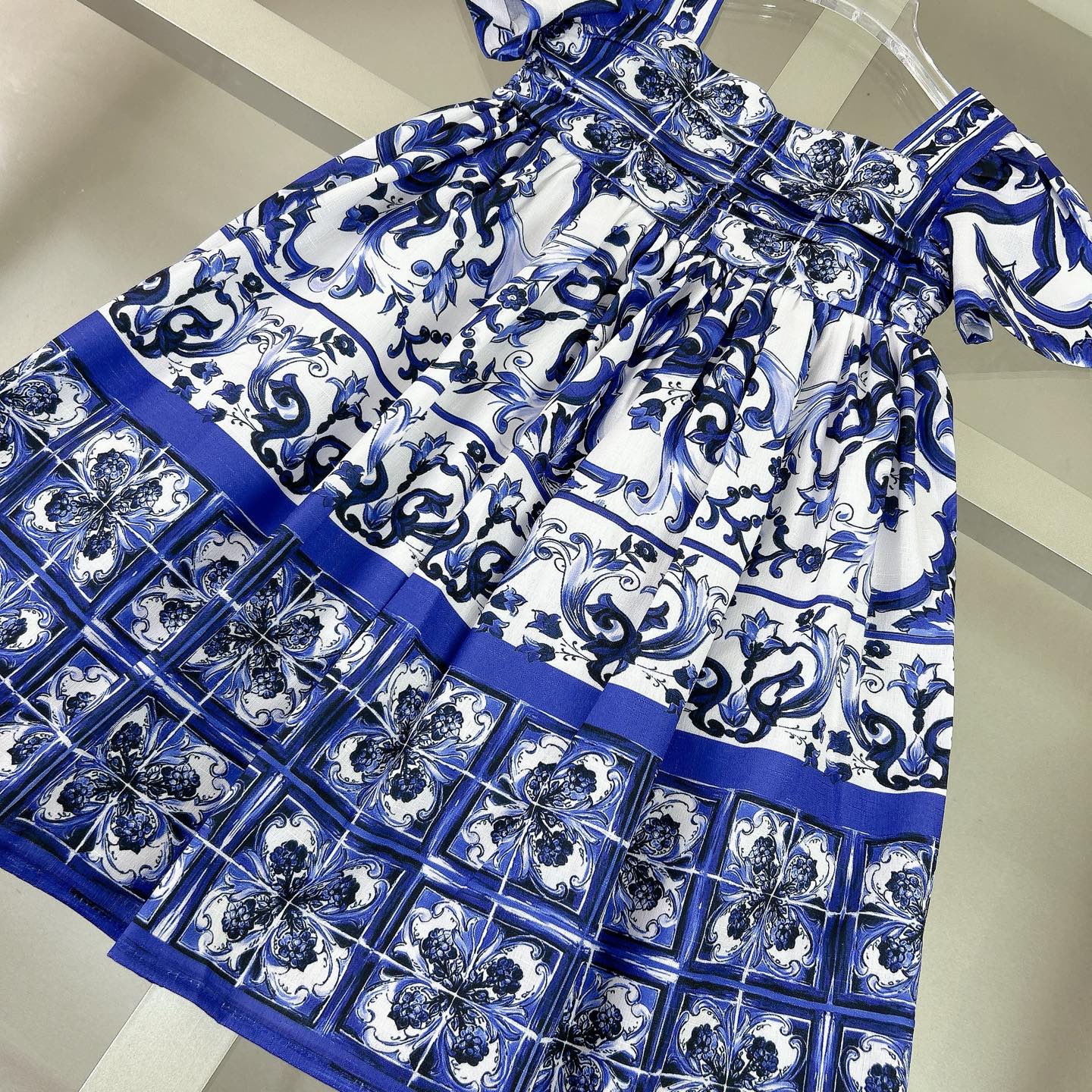 Dolce & Gabbana Girls' Blue and White Porcelain Print Linen Dress 4 i1740988909506 6477 0 2
