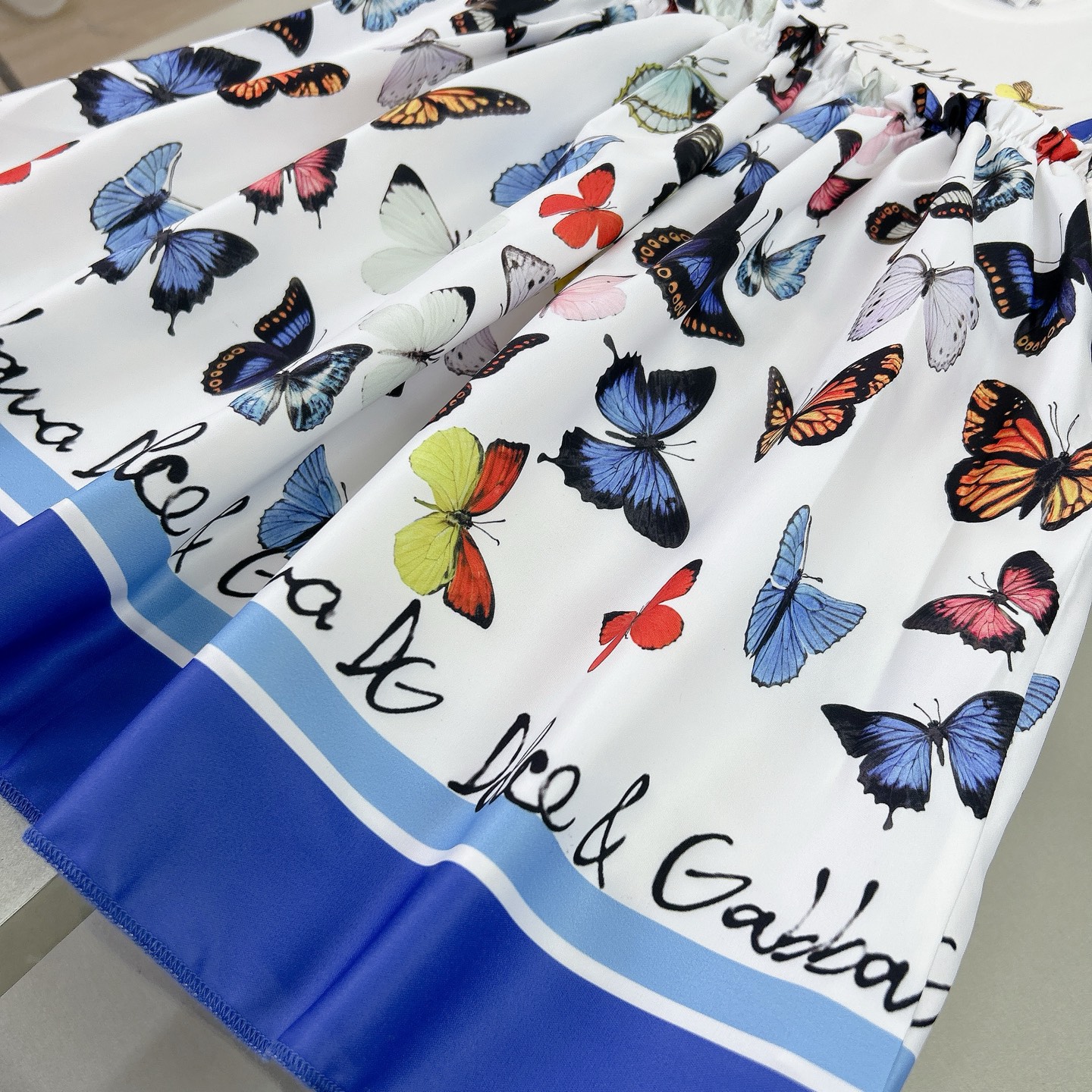 “Dolce & Gabbana Girl’s Dress: Elegant Flower Butterflies, Silk-Coated Fabric, $350” - 图片 8