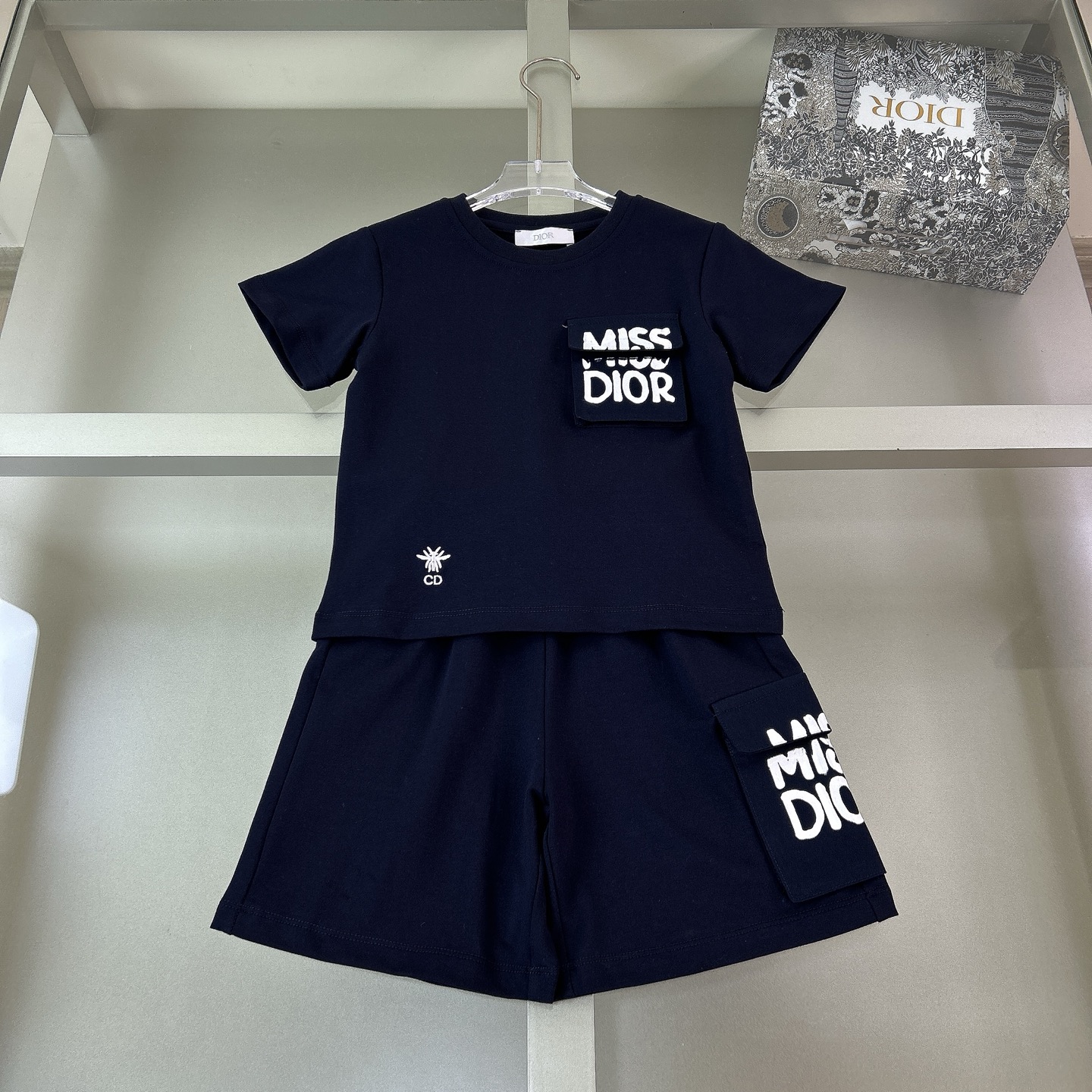 Tallas: 100-150 cm @ 148 RMB sin descuento. Nuevo conjunto para niño de primavera/verano 2026. Tela de algodón puro, su…
