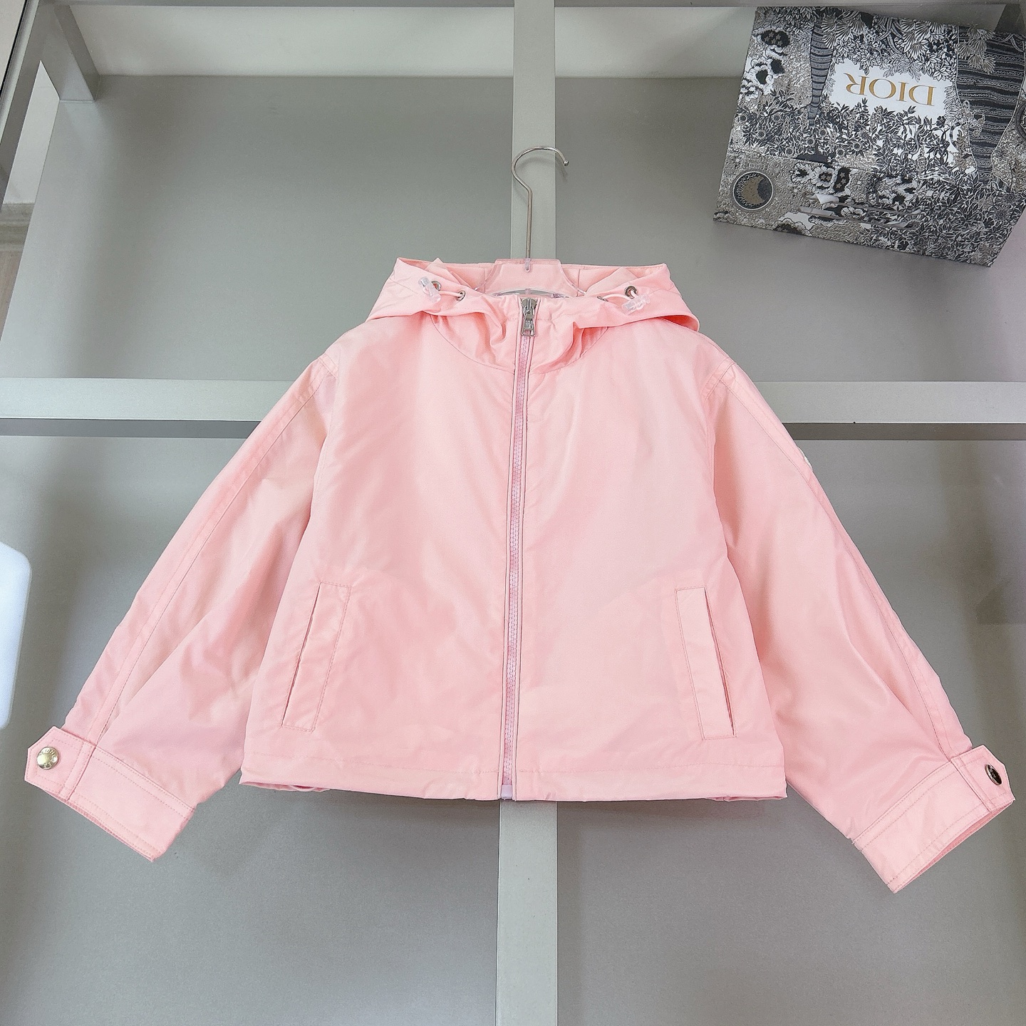 Tallas: 110-160cm @179 yuanes sin descuento, 160+20 yuanes. Chaqueta cortavientos rosa corta MC, exclusiva para niñas e…