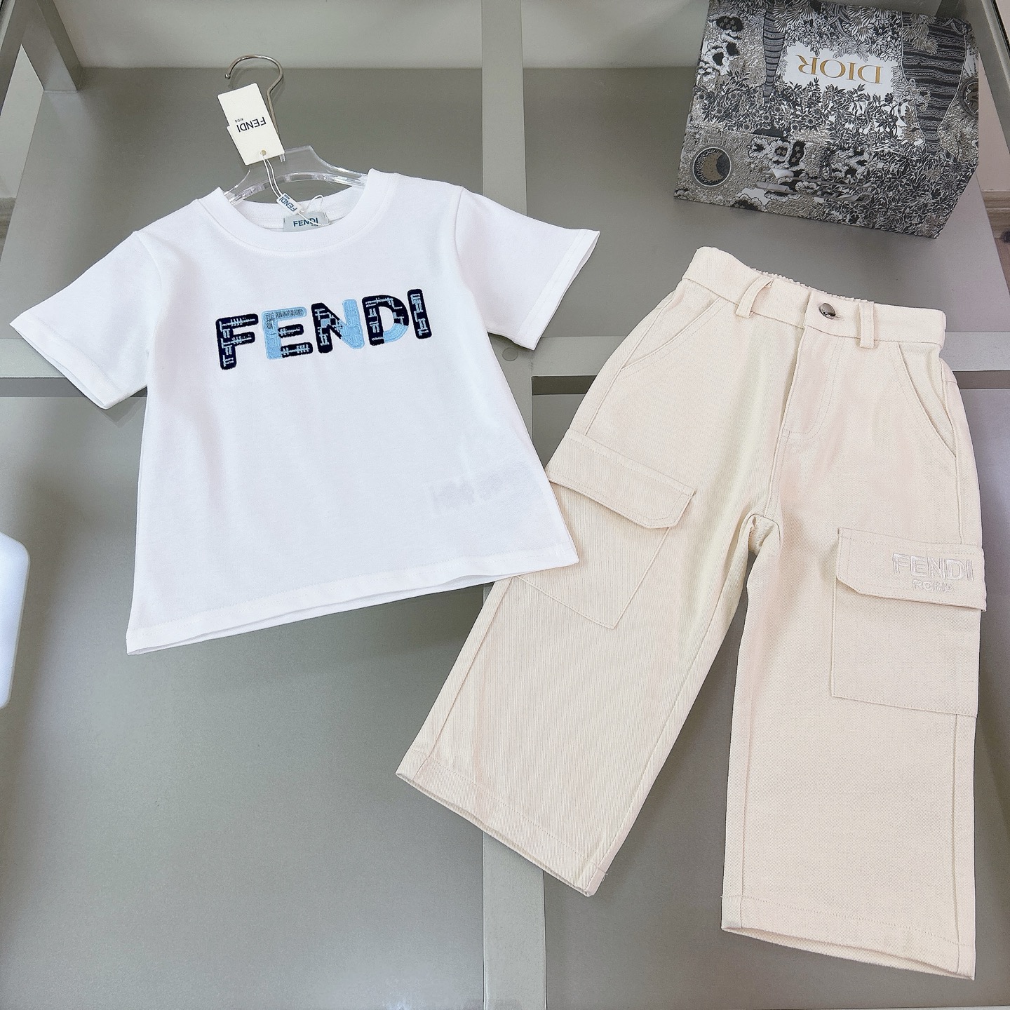 Tallas: 90-150cm @198 yuanes el conjunto, camiseta sola 88, pantalones 149. FEND* conjunto de edición limitada: camiset…