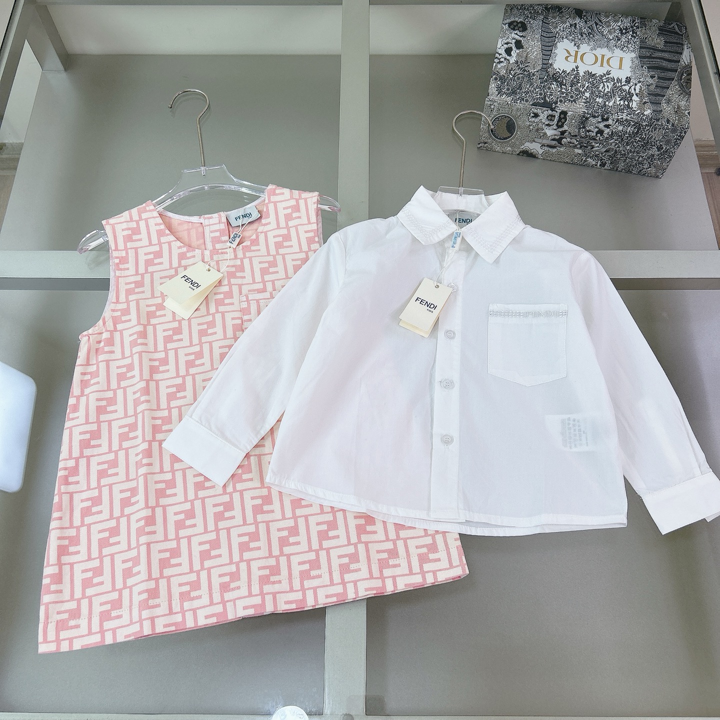 Tallas: 90-150cm @228 yuanes el conjunto, falda sola 158 yuanes. FEND* conjunto de falda para niñas: camisa con logo bo…