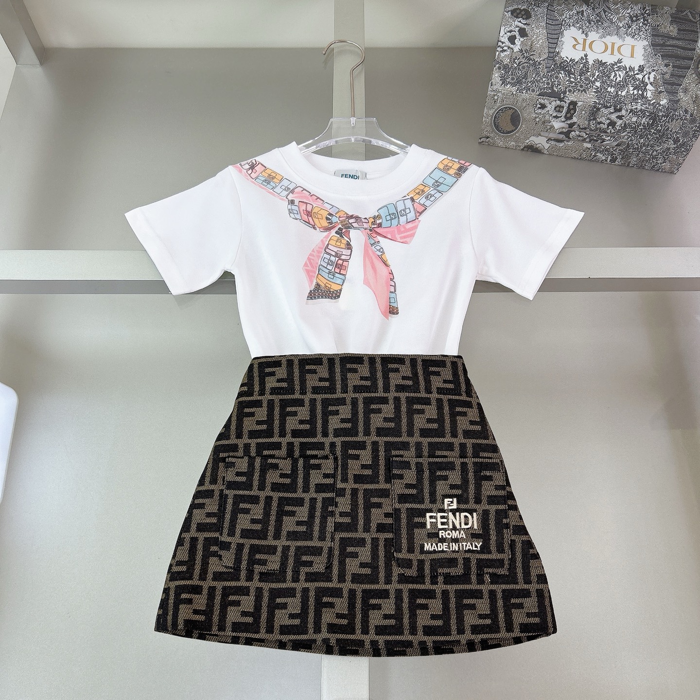 Tallas: 90-150cm @178 yuanes el conjunto FEND*: camiseta de algodón puro y falda vaquera de jacquard. Tela de algodón p…