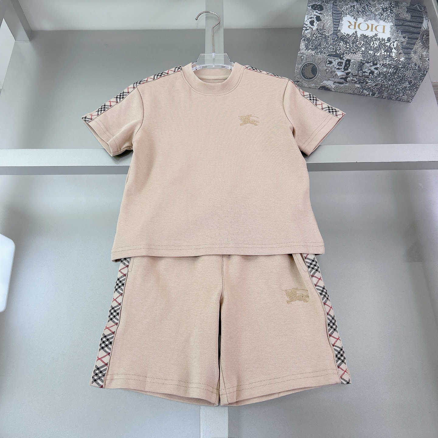 Tamaño: 100-150 cm @ @ @ 138 yuanes sin traje de descuento. Estilo clásico de cuello redondo de JING y ajuste holgado, …