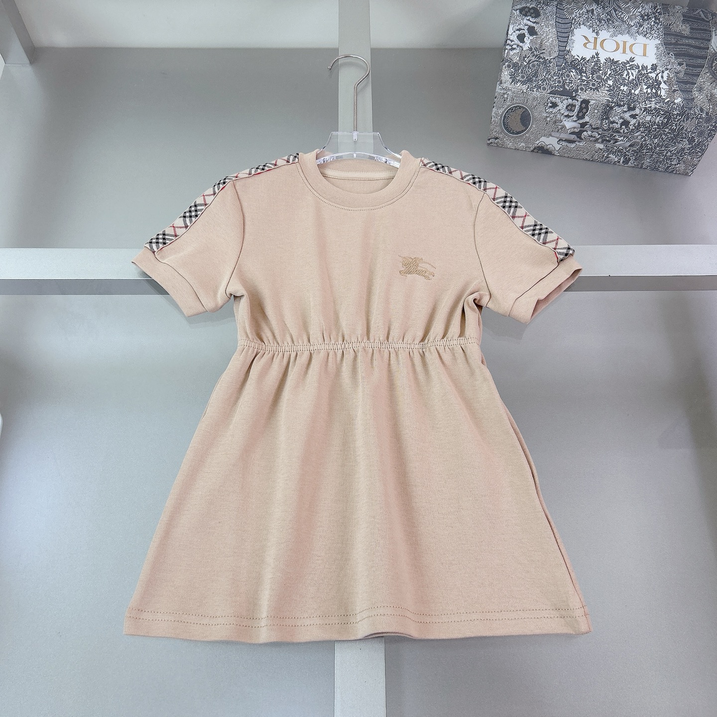 Tallas: 100, 110, 120, 130, 140, 150cm en stock @ @129元 sin descuento. Burberry 2026 colección de verano para niños: ve…