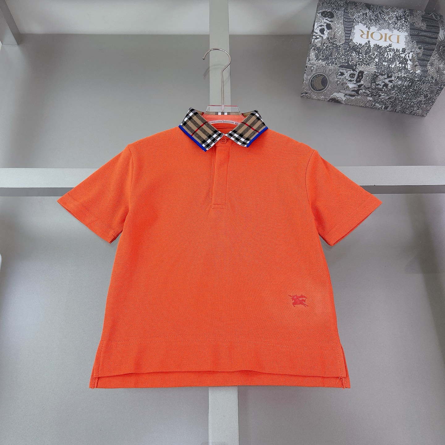 Tallas: 100-110-120-130-140-150 cm @108 yuanes Polo de manga corta con cuello abierto de la nueva colección de principi…