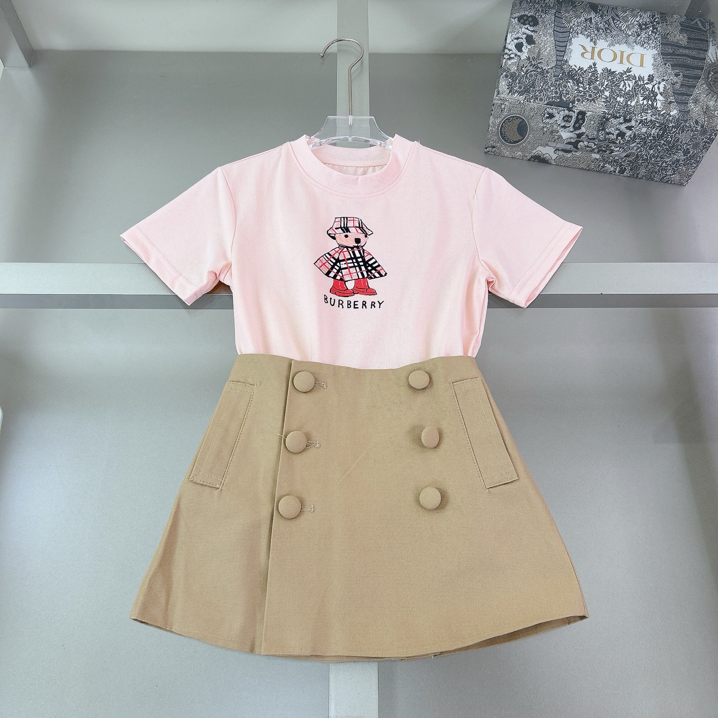 尺码：100-150cm @ @ 158元一套 独家首发🎀高端童装 Burber*y 新款 卡通带帽小熊印花圆领T恤套裙，上身酷酷潮潮