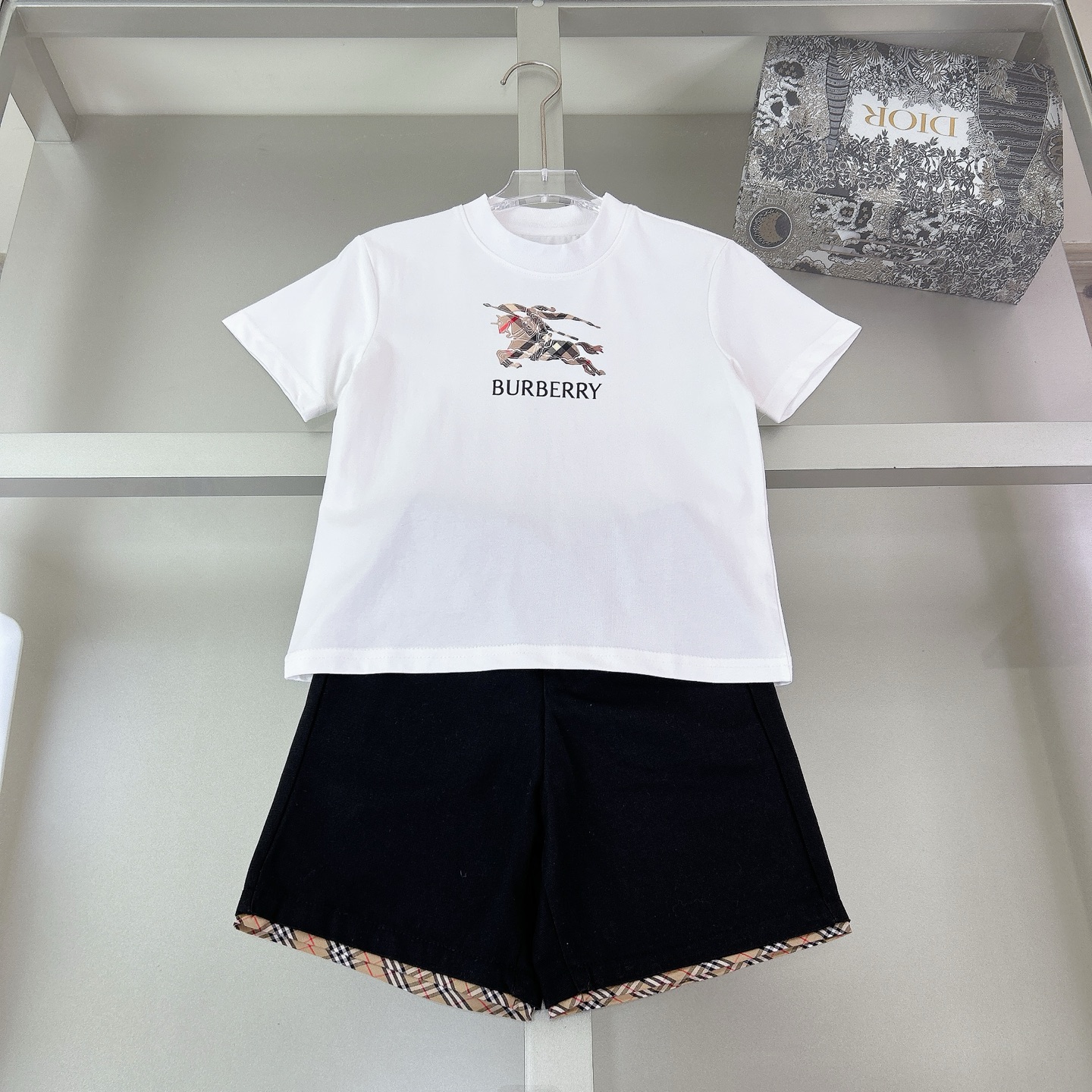 尺码：100-150cm @ 158元一套 单件88元 无少 独家首发🎀高端童装 BU*RRY 26/春夏新款骑士战马logo印花T恤套装男宝宝女宝宝同款 上身酷酷潮潮～