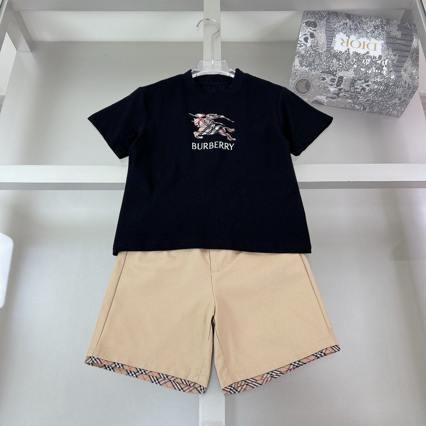 尺码：100-150cm @ @ 158元一套 单件88元 无少 独家首发🎀高端童装 BU*RRY 26/春夏新款骑士战马logo印花T恤套装男宝宝女宝宝同款 上身酷酷潮潮～