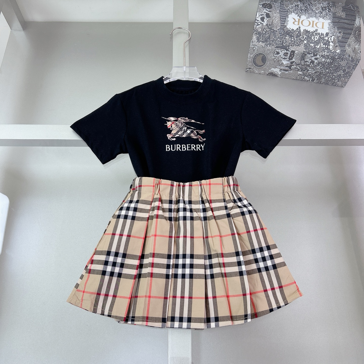 尺码：100-150cm @ @ 168元一套 独家首发🎀高端童装 BU*RRY 26/春夏新款骑士战马logo印花T恤套装男宝宝女宝宝同款 上身酷酷潮潮～