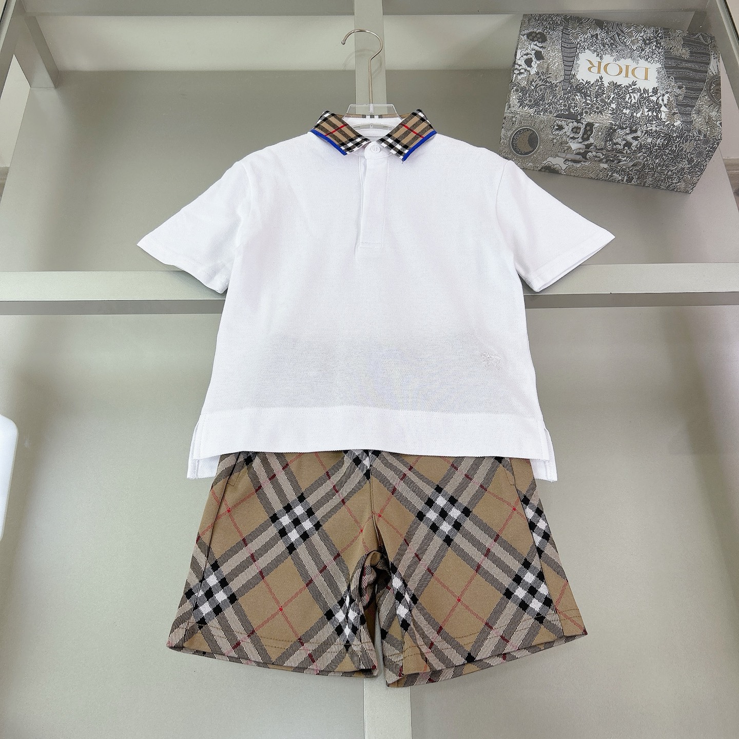 Tallas: 100-110-120-130-140-150 cm @ @178 yuanes el conjunto, 108 yuanes la pieza Polo de manga corta con cuello abiert…