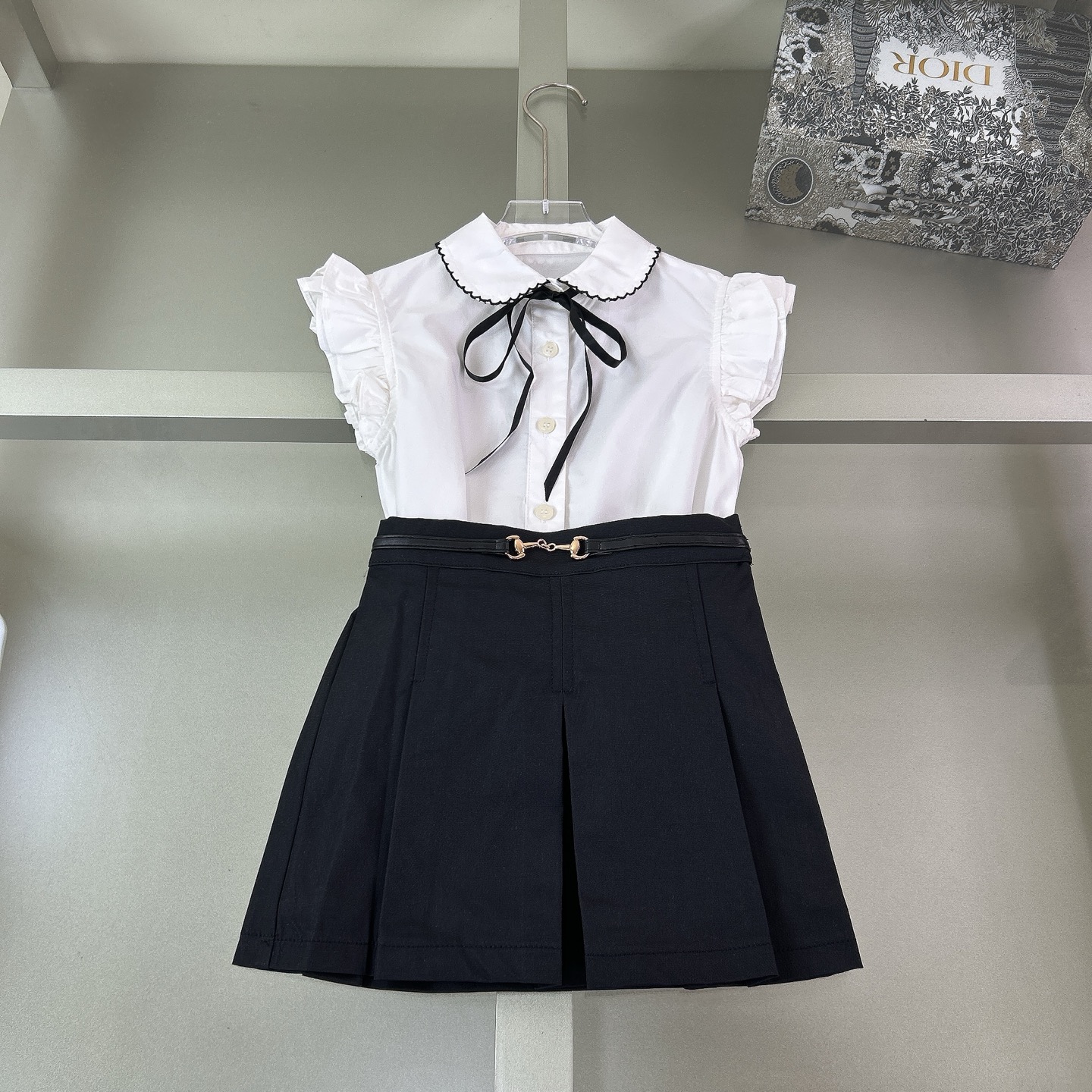 ，出货三标齐全 尺码：110-160cm @ @168元一套 2026夏款新款上新...新品套裙 现货供应时尚经典 100%纯棉材质 新款衬衣+百褶半裙 ，原版字母印花设计非常的抢眼！上身舒适 不起球 不褪色 不变形 。