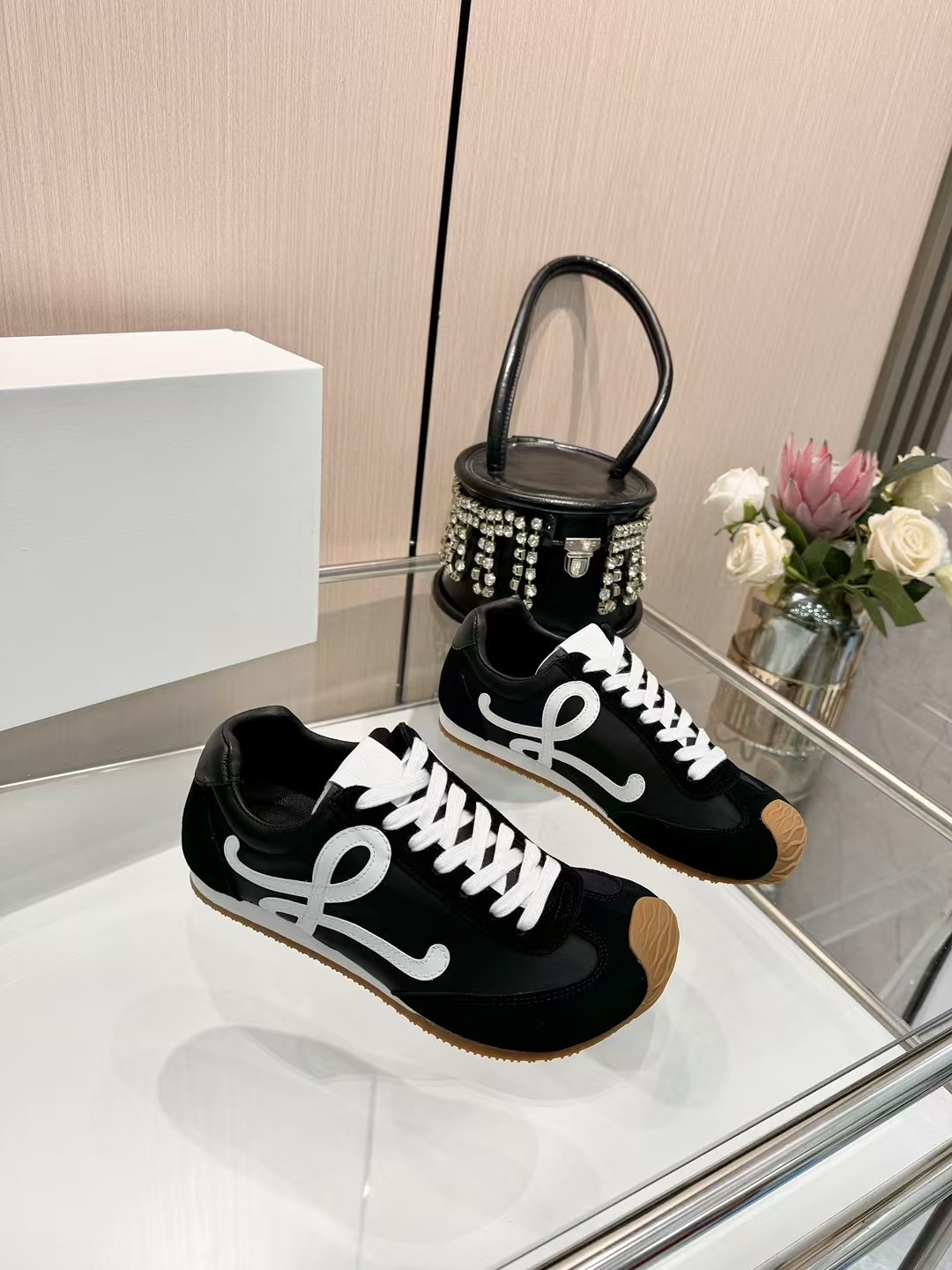 NO:237057,European luxury niche royal brand Daniel Sandler Daniel 25ss latest catwalk model Ballet Runner 2.0 couple style Ballet casual sports shoes German training shoes Nylon and cowhide leather sports shoes Asymmetric toe design, sock-like internal structure Light rubber outsole extends to toe fabric Original custom imported toe layer cowhide inner lid Imported soft sheepskin   net sole Original open mold anti-slip rubber material Sole Thickness Increase height 2.5CM Size 35-45 (for women 40, for men 45), casual shoes/sneakers, cowhide, sheepskin19860909欧洲奢华小众皇室专用品牌Daniel Sandler 丹尼尔 25ss最新走秀款 Ballet Runner 2.0情侣款 芭蕾 休闲 运动鞋 德训鞋 尼龙和牛皮革运动鞋 不对称鞋头设计、袜状内部结构 轻盈橡胶外底延伸至鞋头 面料 原版定制进口头层牛皮 内里 进口柔软羊皮 网里 鞋底 原版开模防滑橡胶材质 底厚 增高2.5CM 码数 35-45（女40 男45定做）,休闲鞋/运动鞋,sneakers,cowhide,sheepskin,Women's Shoes