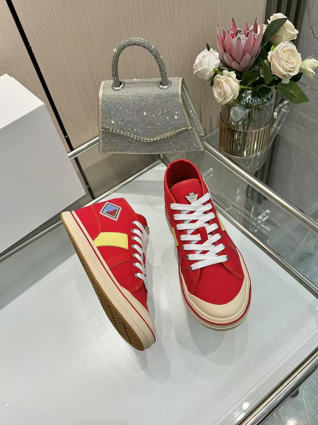 NO:257157,Women's model plus 10 B's catwalk retro Eliot old-fashioned sneakers are available. Material details are not the original version. It is not a picture-based version. B's brand new Eliot uses retro basketball shoes as design inspiration, and the childlike colors are youthful and energetic! The same style for men and women, you can wear couple shoes. The whole shoe is breathable and comfortable, the canvas upper is lightweight, and the upper and splicing are soft and luxurious cowhide wrapped with soft and luxurious cowhide. The red line on each shoe is hand-painted, which is more tasteful and attitude! Size women's section 35-40 (40 custom made without return and exchange) Men's section 39-44, casual shoes/sports shoes, sneakers, cowhide19860909女款 男款加10 B家走秀款复古Eliot老钱风运动鞋上新 材料细节对原版 不是看图做货版本 B家全新的 Eliot以复古篮球鞋为设计灵感,童趣 的色彩焕发青春活力!男女同款,可以做情侣鞋穿着哦 整个鞋子透气舒适,帆布鞋面自重轻盈,鞋帮和拼接处以柔软奢华的牛皮镶嵌包裹每只鞋边的红线均为手工绘画,更具品味与态度喔! Size女段35-40（40订做不退换）男段39-44,休闲鞋/运动鞋,sneakers,cowhide,Women's Shoes