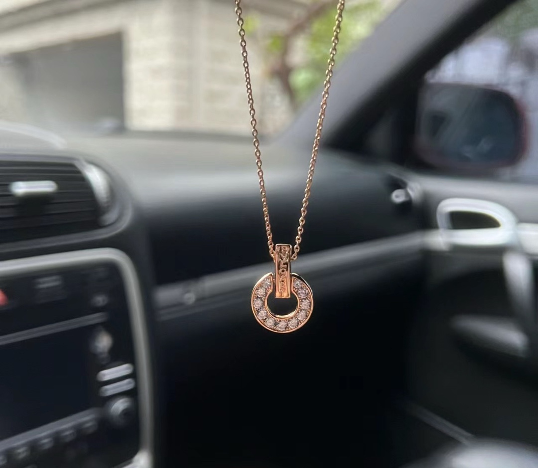 NO:633388,Full of geometric modernity and excellent recognition, the shape is inspired by ancient Roman coins, with gold and diamonds, which means progress, profit, and wealth! 88300, Cardia high-end jewelry19860909充满几何现代感和出色的辨识度,外形灵感来源于古罗马钱币,有金有钻,寓意有进有赚,财源广进!88300,,卡迪亚高端饰品,Jewelry