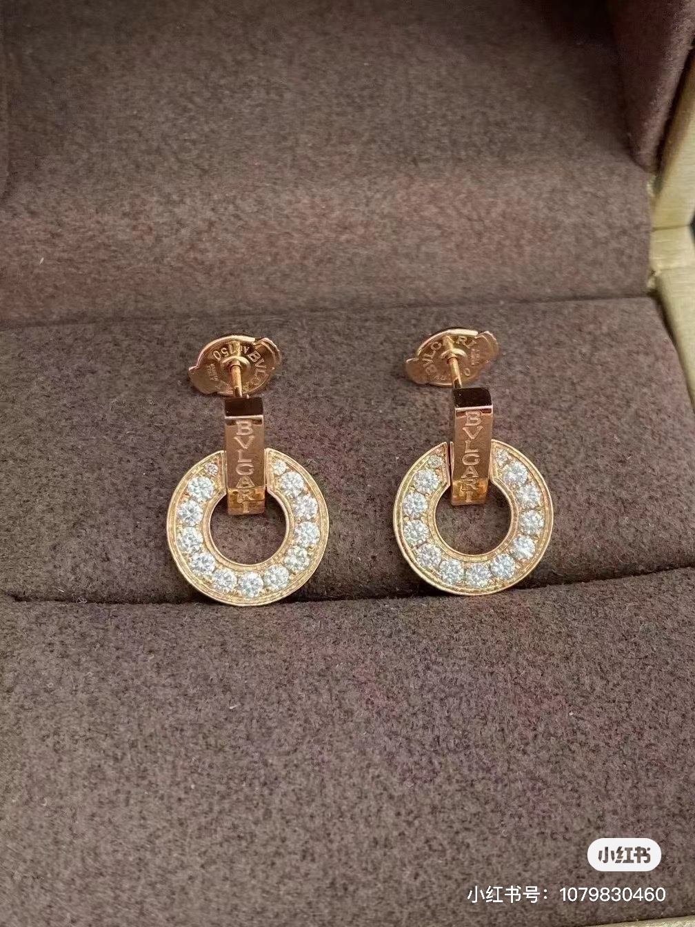 NO:633392,Full of geometric modernity and excellent recognition, the shape is inspired by ancient Roman coins, with gold and diamonds, which means progress, profit, and wealth! 88300, Cardia high-end jewelry19860909充满几何现代感和出色的辨识度,外形灵感来源于古罗马钱币,有金有钻,寓意有进有赚,财源广进!88300,,卡迪亚高端饰品,Jewelry