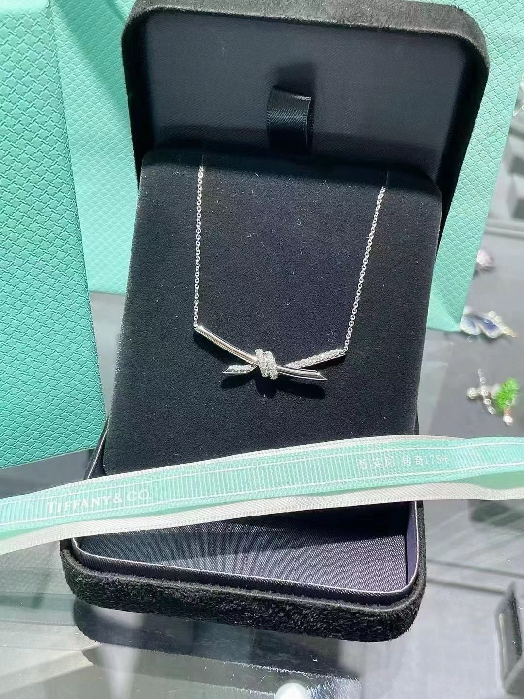 NO:631534,The beautiful Knot necklace worn around the neck is really amazing in autumn and winter! The necklace falls just right on the collarbone. Two simple lines are gathered into a knot to wear. It is simple and fashionable, full of high-end feeling. It is suitable for various commuting occasions and can also be held in ritual scenes. 88230,,necklace,Cardia high-end jewelry19860909戴在颈间的美好 Knot项链秋冬真的很惊艳!项链恰好坠在锁骨位置两根简单线条聚成绳结戴上简约时尚 高级感满满 适合多种通勤场合同时也能hold住有仪式感的场面88230,,necklace,卡迪亚高端饰品,Jewelry