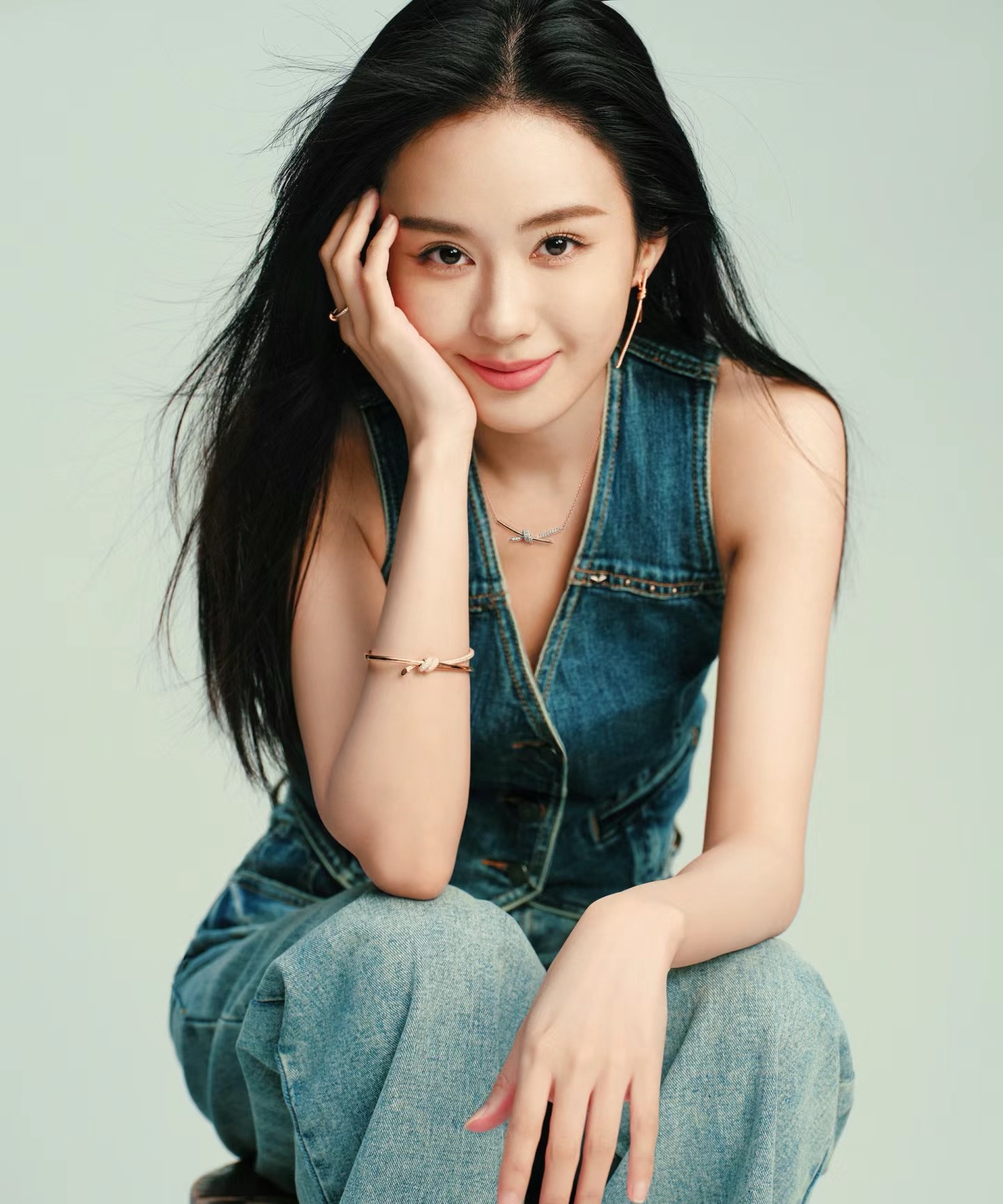 NO:632589,The beautiful Knot necklace worn around the neck is really amazing in autumn and winter! The necklace falls just right on the collarbone. Two simple lines are gathered into a knot to wear. It is simple and fashionable, full of high-end feeling. The new two-color necklace is suitable for various commuting occasions and can also be held in ceremonial scenes. Necklace, Cartier high-end jewelry19860909戴在颈间的美好 Knot项链秋冬真的很惊艳!项链恰好坠在锁骨位置两根简单线条聚成绳结戴上简约时尚 高级感满满 新款双色项链 适合多种通勤场合同时也能hold住有仪式感的场面,,necklace,卡迪亚高端饰品,Jewelry