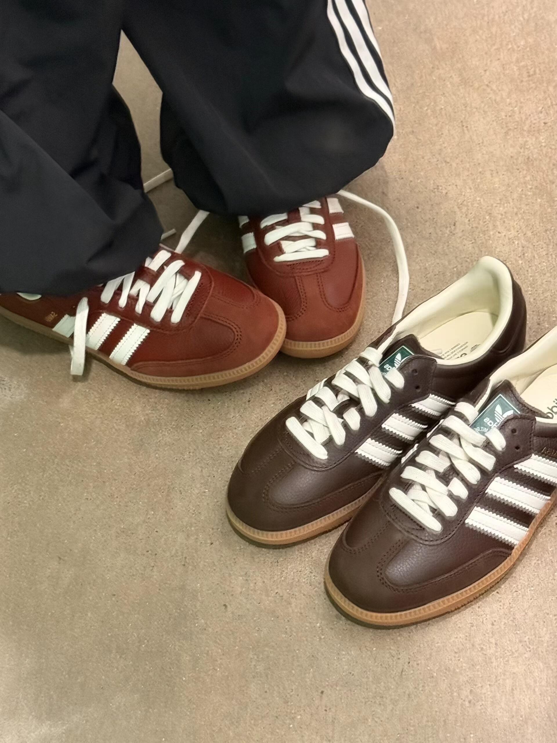 复古德训鞋｜到了穿三叶草𝐒𝐚𝐦𝐛𝐚的季节
🍂 秋天和复古德训鞋绝配！ 
头层牛皮+合成革：越穿越有质感！ 
深棕高级到像𝐕𝐢𝐧𝐭𝐚𝐠𝐞收藏款🍁 
日常百搭，秋日氛围狠狠拿捏住了🤏