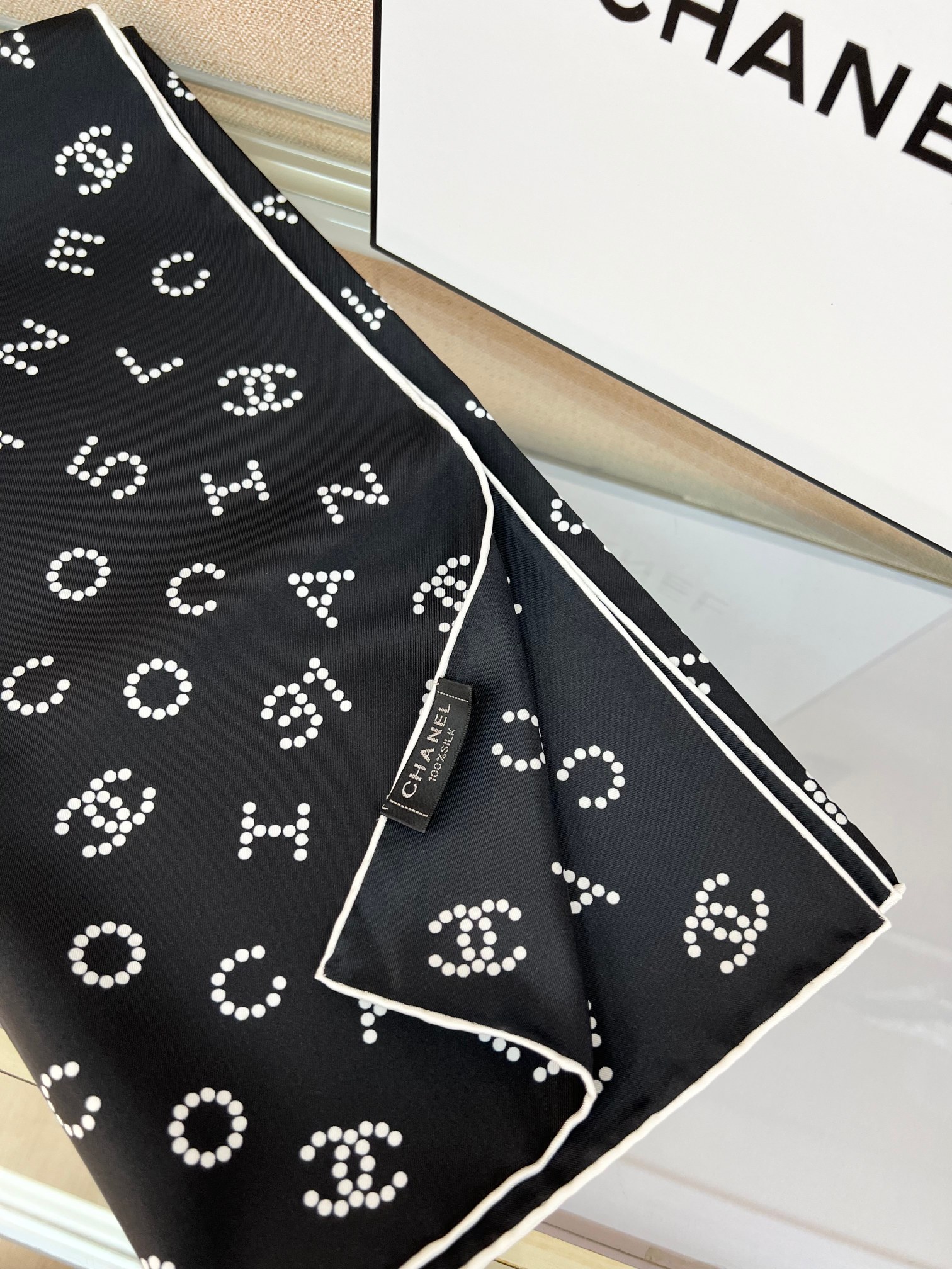 Chanel 90丝巾 
18mm顶级真丝双面同色印花
简约大气、真的是百搭的款式
香家的设计永远就是高