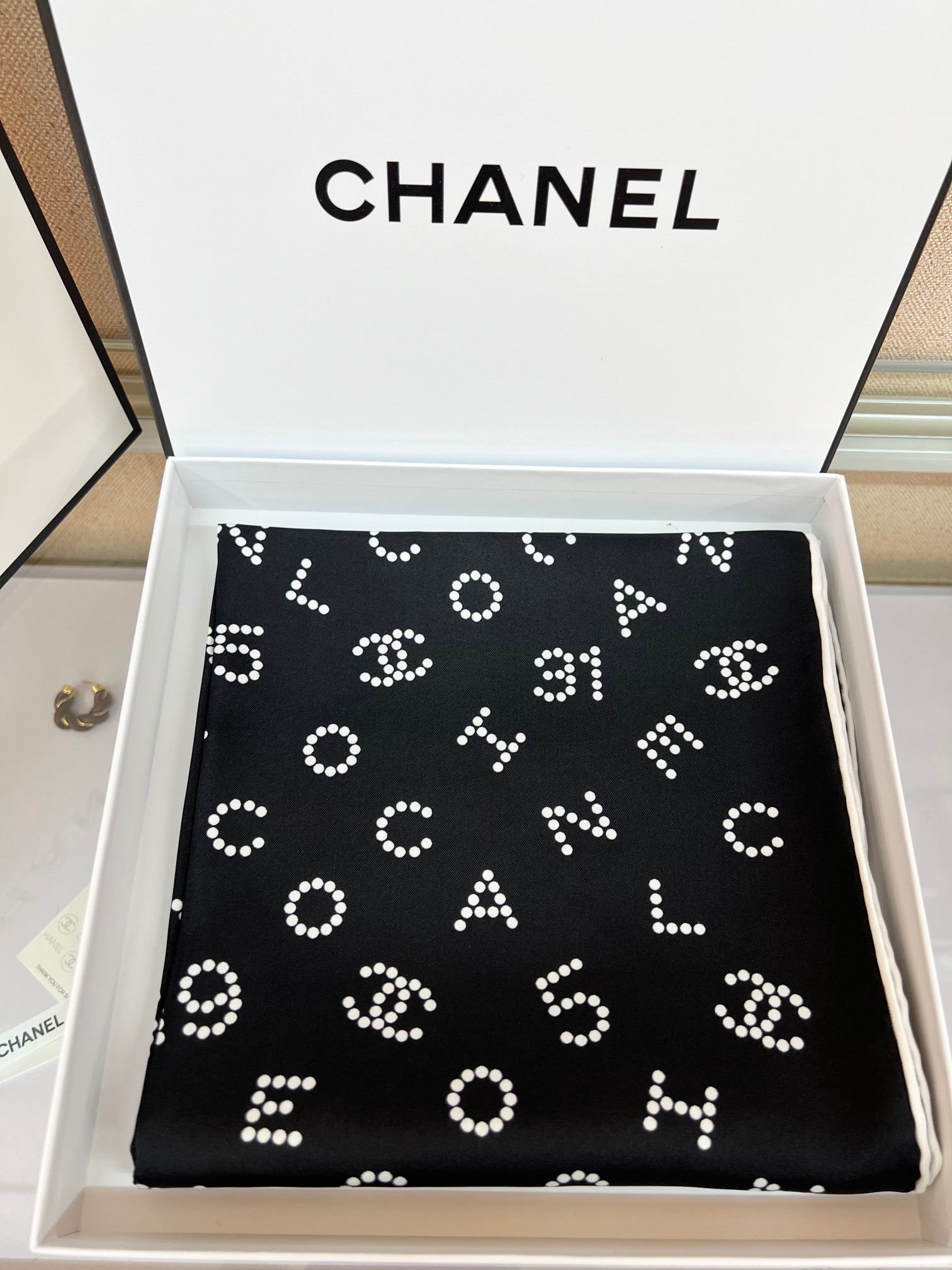 Chanel 90丝巾 
18mm顶级真丝双面同色印花
简约大气、真的是百搭的款式
香家的设计永远就是高