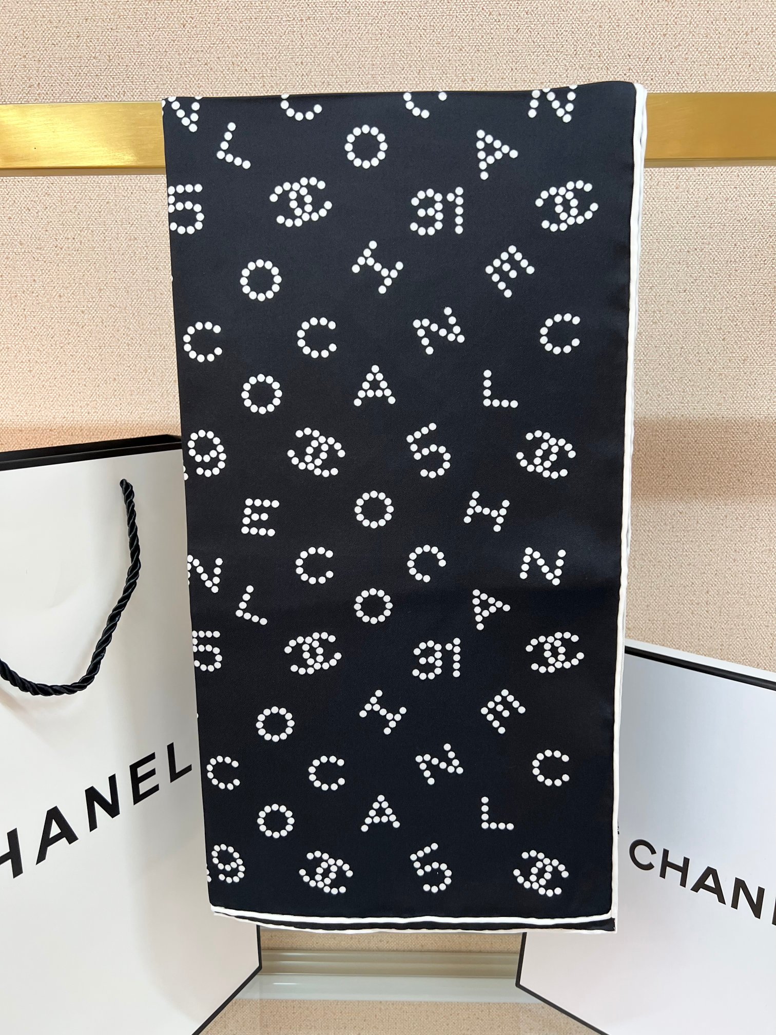 Chanel 90丝巾 
18mm顶级真丝双面同色印花
简约大气、真的是百搭的款式
香家的设计永远就是高