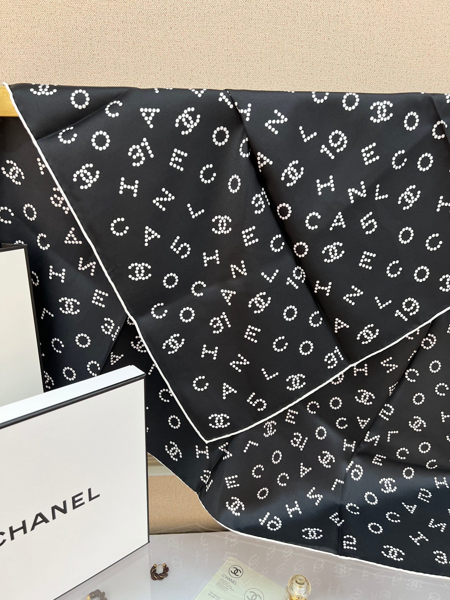 Chanel 90丝巾 
18mm顶级真丝双面同色印花
简约大气、真的是百搭的款式
香家的设计永远就是高