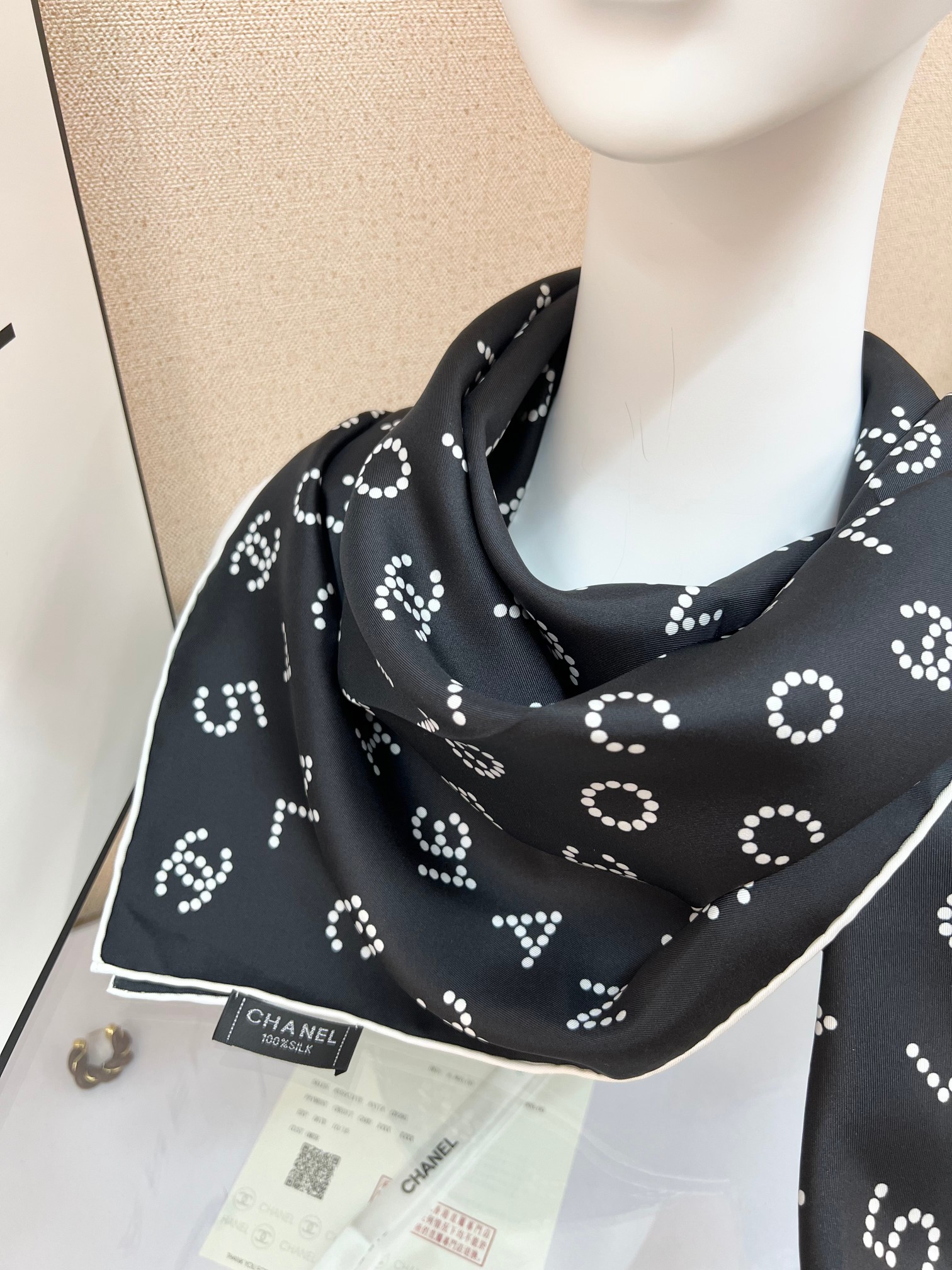Chanel 90丝巾 
18mm顶级真丝双面同色印花
简约大气、真的是百搭的款式
香家的设计永远就是高