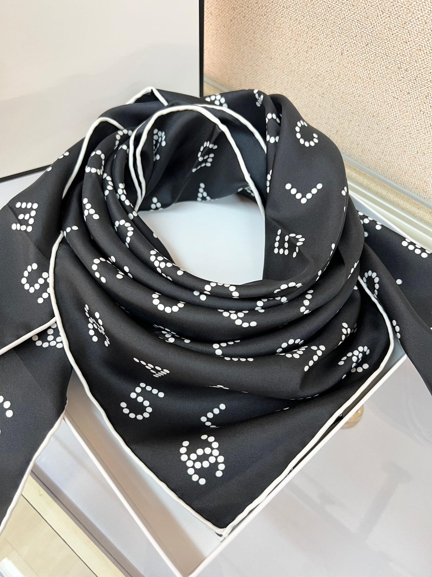 Chanel 90丝巾 
18mm顶级真丝双面同色印花
简约大气、真的是百搭的款式
香家的设计永远就是高