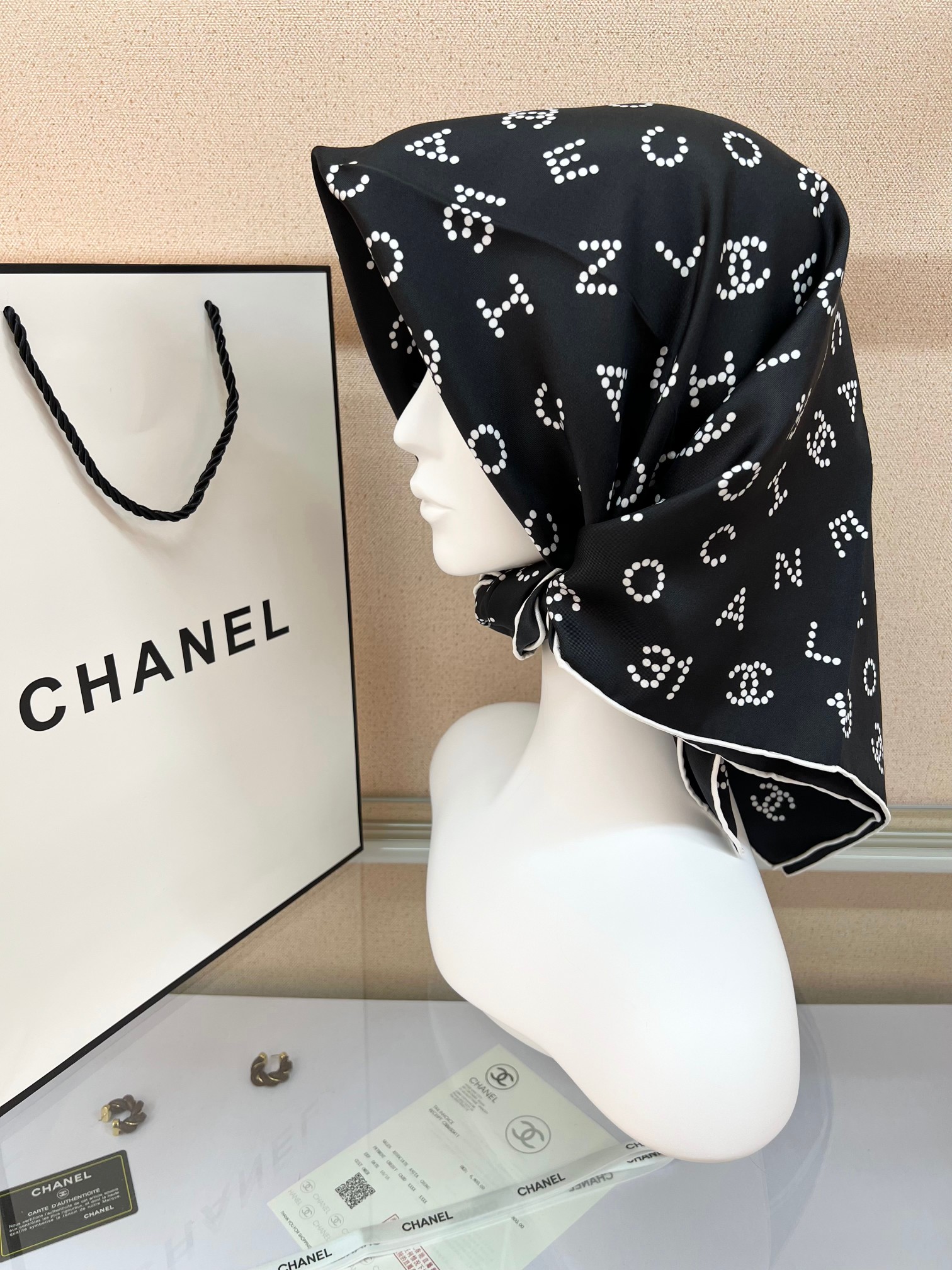 Chanel 90丝巾 
18mm顶级真丝双面同色印花
简约大气、真的是百搭的款式
香家的设计永远就是高