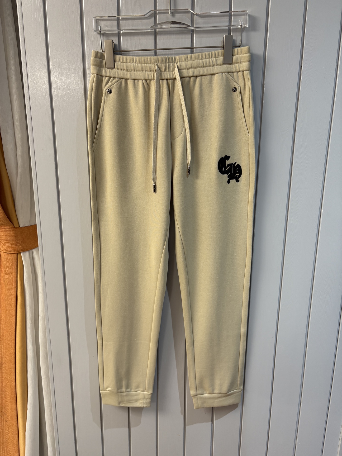 Men’s Leisure Pants: Crom Trading Company’s Refreshing Steel-Resistant Style. - 图片 1