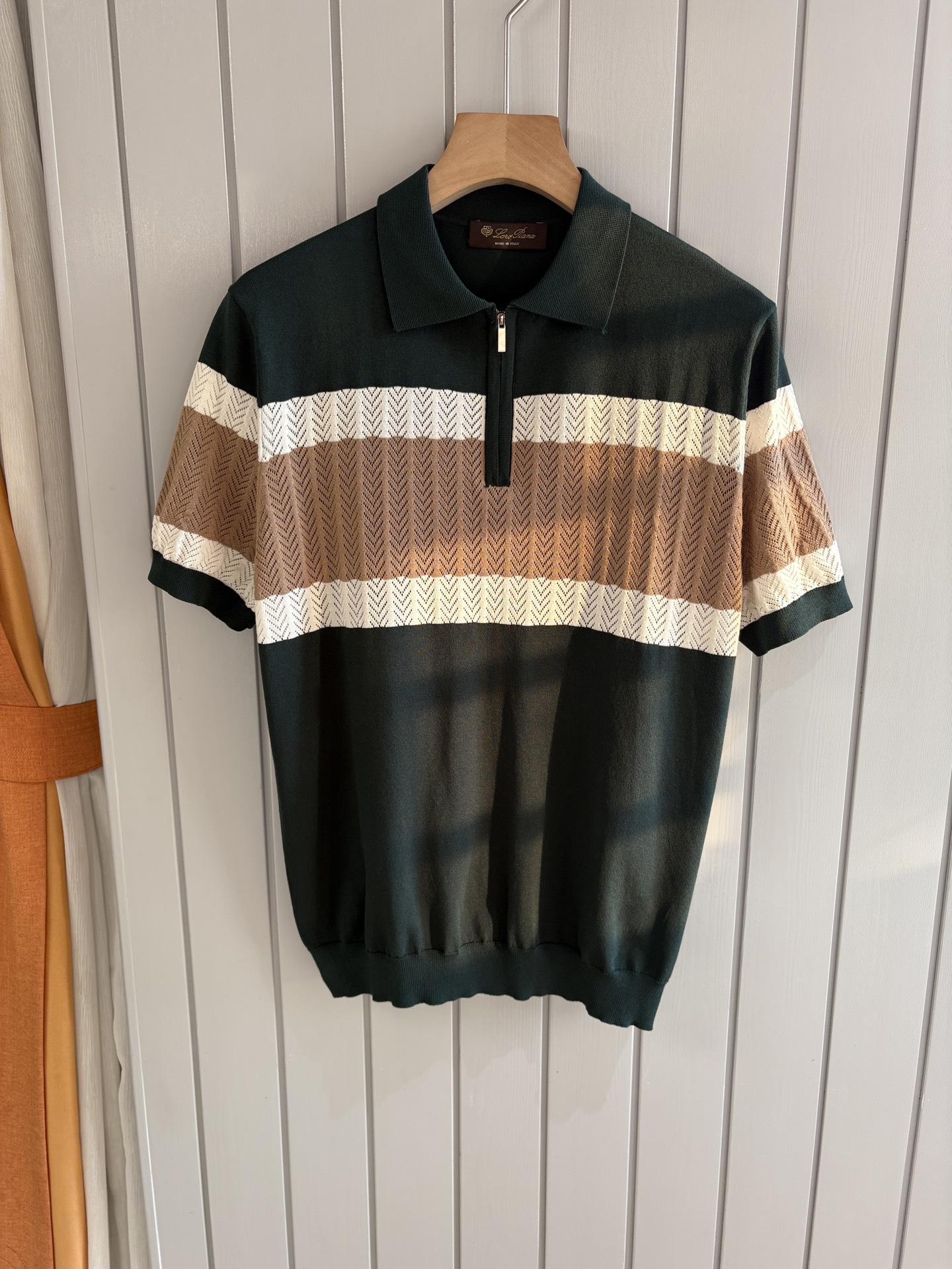 NO:418194,Time-consuming King' diamond jacquard design selects ultra-fine high-quality yarn lapel short-sleeved men's collection 'Time-consuming King' round neck and elegant craftsmanship, which is high-end when touching the skin. Craftsmanship and diamond hollow jacquard are carved with three-dimensional diamond jacquard that takes months to carve, woven architectural aesthetic texture between warp and weft, and the light and shadow penetrate, showing low-key luxury when light and shadow penetrate, and every move shows low-key luxury. Classic grid lapel short-sleeved design Simple lapel outlines neat lines, short-sleeved cut adapts to multiple scenes - layered suits during business meetings show elegance, casual wear reveals gentleman's taste, and the collection style never fades. The ultimate quality testimony of details Precision turning ensures that the seams are flat, the bone position is reinforced and durable without deformation; the neckline threads have been washed and tested, and they are still as crisp as new as they wear for a long time, and every detail is a testimony of 'time-consuming'. Code M-3XL001  001,,T-shirt,business suit,alexander wang19860909耗时王”菱形提花设计甄选超细优质纱线翻领短袖男士典藏款「耗时王」圆领奢雅工艺,触肤即高阶. 匠心底蕴菱形镂空提花 耗时数月雕琢的立体菱形提花,经纬间织就建筑美学肌理,光影穿透时显隐交错,举手投足尽展低调奢华.  经典型格翻领短袖设计 简约翻领勾勒利落线条,短袖剪裁适配多场景——商务会晤时叠搭西装显儒雅,休闲时光单穿流露绅士品味,典藏款型永不褪色. 细节至臻品质见证 精密车工确保接缝平整,骨位加固耐穿不变形；领口螺纹经水洗测试,久穿仍挺括如新,每一处细节皆为「耗时」证言. 码数M-3XL001 001,,T-shirt,business suit,alexander wang,Men's clothing