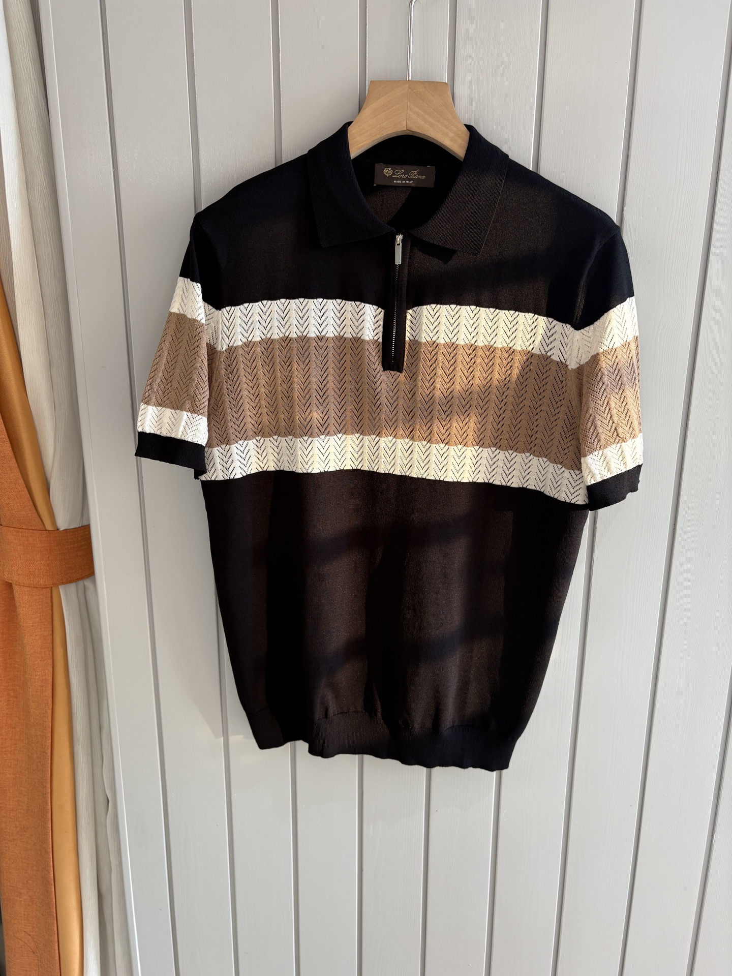 NO:418202,Time-consuming King' diamond jacquard design selects ultra-fine high-quality yarn lapel short-sleeved men's collection 'Time-consuming King' round neck and elegant craftsmanship, which is high-end when touching the skin. Craftsmanship and diamond hollow jacquard are carved with three-dimensional diamond jacquard that takes months to carve, woven architectural aesthetic texture between warp and weft, and the light and shadow penetrate, showing low-key luxury when light and shadow penetrate, and every move shows low-key luxury. Classic grid lapel short-sleeved design Simple lapel outlines neat lines, short-sleeved cut adapts to multiple scenes - layered suits during business meetings show elegance, casual wear reveals gentleman's taste, and the collection style never fades. The ultimate quality testimony of details Precision turning ensures that the seams are flat, the bone position is reinforced and durable without deformation; the neckline threads have been washed and tested, and they are still as crisp as new as they wear for a long time, and every detail is a testimony of 'time-consuming'. Code M-3XL001  001,,T-shirt,business suit,alexander wang19860909耗时王”菱形提花设计甄选超细优质纱线翻领短袖男士典藏款「耗时王」圆领奢雅工艺,触肤即高阶. 匠心底蕴菱形镂空提花 耗时数月雕琢的立体菱形提花,经纬间织就建筑美学肌理,光影穿透时显隐交错,举手投足尽展低调奢华. 经典型格翻领短袖设计 简约翻领勾勒利落线条,短袖剪裁适配多场景——商务会晤时叠搭西装显儒雅,休闲时光单穿流露绅士品味,典藏款型永不褪色. 细节至臻品质见证 精密车工确保接缝平整,骨位加固耐穿不变形；领口螺纹经水洗测试,久穿仍挺括如新,每一处细节皆为「耗时」证言. 码数M-3XL001 001,,T-shirt,business suit,alexander wang,Men's clothing