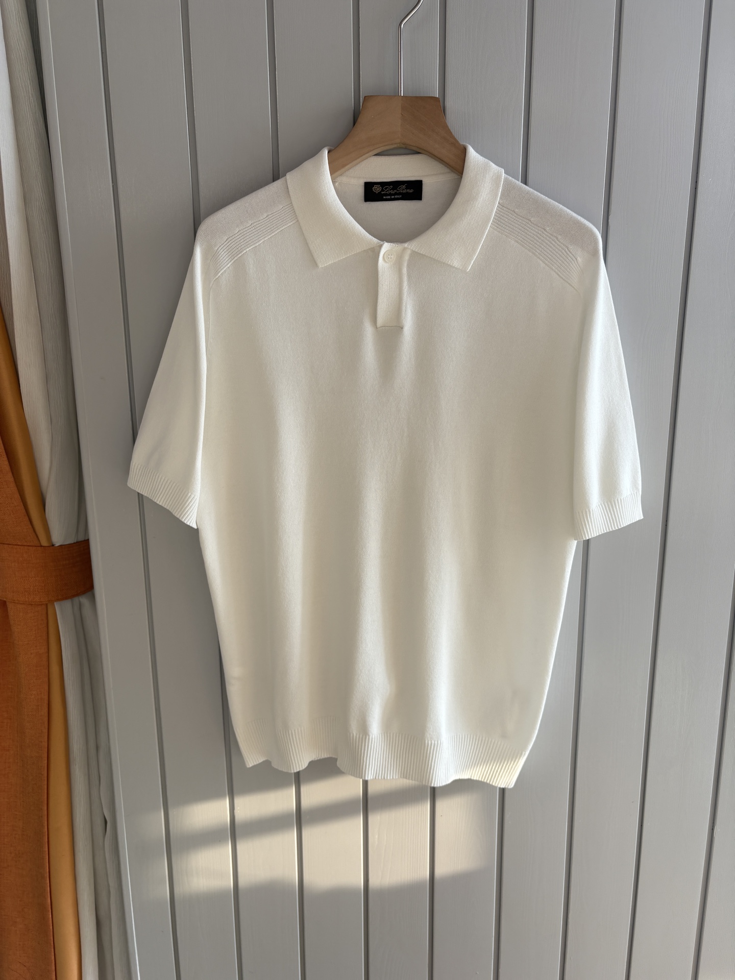 NO:418086,Time-consuming King' diamond jacquard design selects ultra-fine high-quality yarn lapel short-sleeved men's collection 'Time-consuming King' round neck and elegant craftsmanship, which is high-end when touching the skin. Craftsmanship and diamond hollow jacquard, three-dimensional diamond jacquard that takes several months to carve, woven architectural aesthetic texture between warp and weft, and the light and shadow penetrate, showing low-key luxury when light and shadow penetrate, and every move shows low-key luxury. Classic grid lapel short-sleeved design Simple lapel outlines neat lines, short-sleeved cut adapts to multiple scenes - layered suits during business meetings show elegance, casual wear reveals gentleman's taste, and the collection style never fades. The ultimate quality testimony of details Precision turning ensures that the seams are flat, the bone position is reinforced and durable without deformation; the neckline threads have been washed and tested, and they are still as crisp as new as they wear for a long time, and every detail is a testimony of 'time-consuming'. Code M-3XL001  001,,T-shirt,business suit,alexander wang19860909耗时王”菱形提花设计甄选超细优质纱线翻领短袖男士典藏款「耗时王」圆领奢雅工艺,触肤即高阶. 匠心底蕴菱形镂空提花 耗时数月雕琢的立体菱形提花,经纬间织就建筑美学肌理,光影穿透时显隐交错,举手投足尽展低调奢华. 经典型格翻领短袖设计 简约翻领勾勒利落线条,短袖剪裁适配多场景——商务会晤时叠搭西装显儒雅,休闲时光单穿流露绅士品味,典藏款型永不褪色. 细节至臻品质见证 精密车工确保接缝平整,骨位加固耐穿不变形；领口螺纹经水洗测试,久穿仍挺括如新,每一处细节皆为「耗时」证言. 码数M-3XL001 001,,T-shirt,business suit,alexander wang,Men's clothing