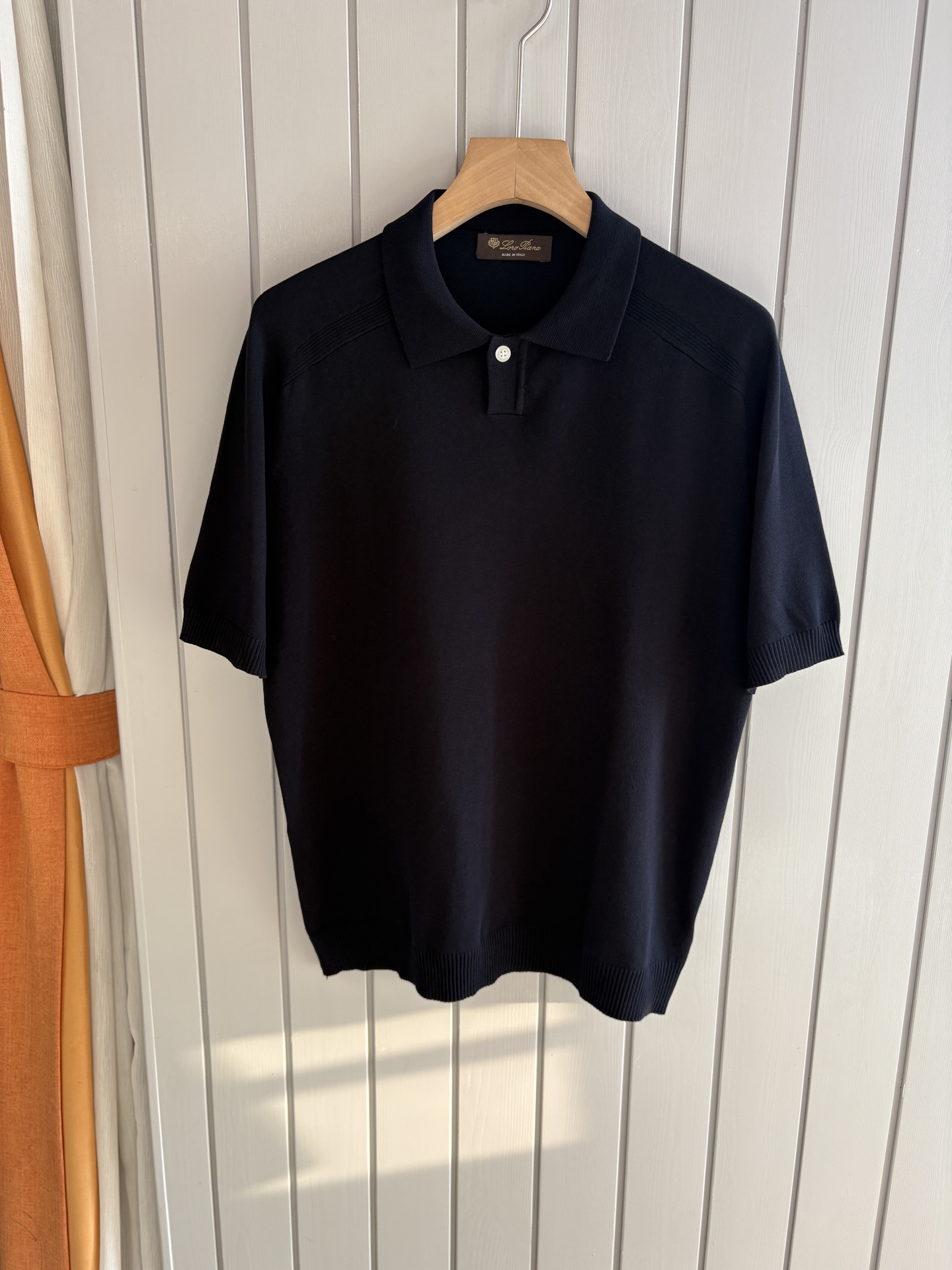 NO:418093,Time-consuming King' diamond jacquard design selects ultra-fine high-quality yarn lapel short-sleeved men's collection 'Time-consuming King' round neck and elegant craftsmanship, which is high-end when touching the skin. Craftsmanship and diamond hollow jacquard are carved with three-dimensional diamond jacquard that takes months to carve, woven architectural aesthetic texture between warp and weft, and the light and shadow penetrate, showing low-key luxury when light and shadow penetrate, and every move shows low-key luxury. Classic grid lapel short-sleeved design Simple lapel outlines neat lines, short-sleeved cut adapts to multiple scenes - layered suits during business meetings show elegance, casual wear reveals gentleman's taste, and the collection style never fades. The ultimate quality testimony of details Precision turning ensures that the seams are flat, the bone position is reinforced and durable without deformation; the neckline threads have been washed and tested, and they are still as crisp as new as they wear for a long time, and every detail is a testimony of 'time-consuming'. Code M-3XL001  001,,T-shirt,business suit,alexander wang19860909耗时王”菱形提花设计甄选超细优质纱线翻领短袖男士典藏款「耗时王」圆领奢雅工艺,触肤即高阶. 匠心底蕴菱形镂空提花 耗时数月雕琢的立体菱形提花,经纬间织就建筑美学肌理,光影穿透时显隐交错,举手投足尽展低调奢华. 经典型格翻领短袖设计 简约翻领勾勒利落线条,短袖剪裁适配多场景——商务会晤时叠搭西装显儒雅,休闲时光单穿流露绅士品味,典藏款型永不褪色. 细节至臻品质见证 精密车工确保接缝平整,骨位加固耐穿不变形；领口螺纹经水洗测试,久穿仍挺括如新,每一处细节皆为「耗时」证言. 码数M-3XL001 001,,T-shirt,business suit,alexander wang,Men's clothing