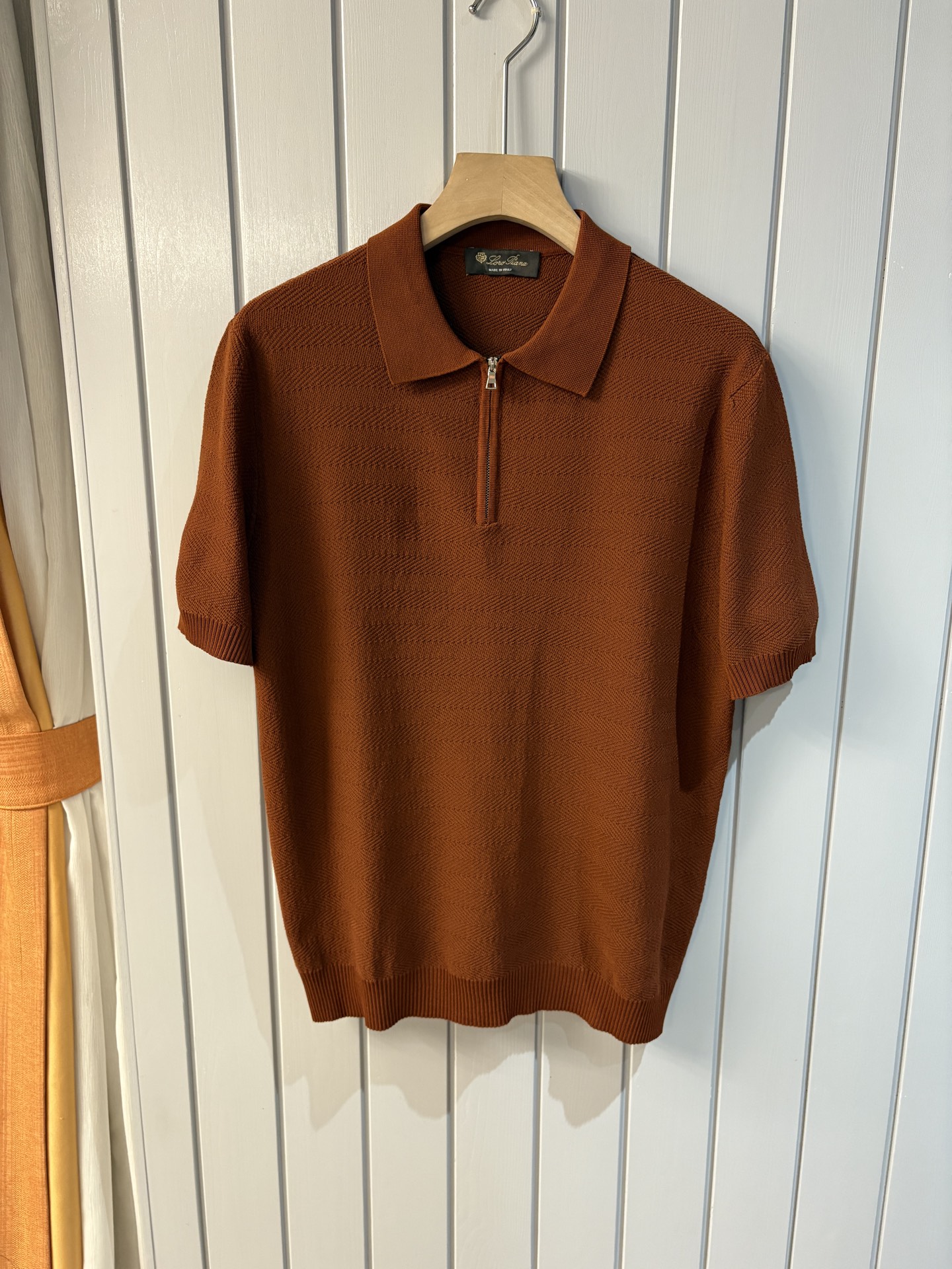 NO:418102,Time-consuming King' diamond jacquard design selects ultra-fine high-quality yarn. The collection of mulberry silk lapel short-sleeved men's collection 'Time-consuming King' round neck and elegant craftsmanship, which is high-end when touching the skin. The ingenuity of diamond-shaped hollow jacquard is carved with three-dimensional diamond jacquard that takes months to carve. The architectural aesthetic texture is weaved between warp and weft. The light and shadow penetrate through, and the gestures show low-key luxury. Classic grid lapel short-sleeved design Simple lapel outlines neat lines, short-sleeved tailoring is suitable for multiple scenes - the layered suit during business meetings shows elegance, casual wear reveals gentleman's taste, and the collection style never fades. The ultimate quality testimony of details Precision turning ensures that the seams are flat, the bone position is reinforced and durable without deformation; the neckline threads have been washed and tested, and they are still as crisp as new as they wear for a long time, and every detail is a testimony of 'time-consuming'. Code M-3XL001  001,,T-shirt,business suit,alexander wang19860909耗时王”菱形提花设计甄选超细优质纱线 桑蚕丝翻领短袖男士典藏款「耗时王」圆领奢雅工艺,触肤即高阶. 匠心底蕴菱形镂空提花 耗时数月雕琢的立体菱形提花,经纬间织就建筑美学肌理,光影穿透时显隐交错,举手投足尽展低调奢华. 经典型格翻领短袖设计 简约翻领勾勒利落线条,短袖剪裁适配多场景——商务会晤时叠搭西装显儒雅,休闲时光单穿流露绅士品味,典藏款型永不褪色. 细节至臻品质见证 精密车工确保接缝平整,骨位加固耐穿不变形；领口螺纹经水洗测试,久穿仍挺括如新,每一处细节皆为「耗时」证言. 码数M-3XL001 001,,T-shirt,business suit,alexander wang,Men's clothing