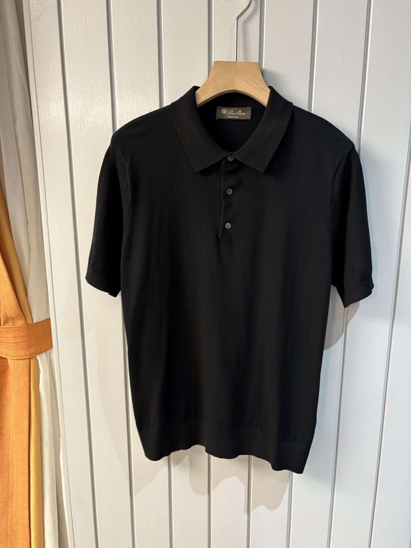 NO:418119,Time-consuming King' diamond jacquard design selects ultra-fine high-quality yarn lapel short-sleeved men's collection 'Time-consuming King' round neck and elegant craftsmanship, which is high-end when touching the skin. Craftsmanship and diamond hollow jacquard, three-dimensional diamond jacquard that takes several months to carve, woven architectural aesthetic texture between warp and weft, and the light and shadow penetrate, showing low-key luxury when light and shadow penetrate, and every move shows low-key luxury. Classic grid lapel short-sleeved design Simple lapel outlines neat lines, short-sleeved cut adapts to multiple scenes - layered suits during business meetings show elegance, casual wear reveals gentleman's taste, and the collection style never fades. The ultimate quality testimony of details Precision turning ensures that the seams are flat, the bone position is reinforced and durable without deformation; the neckline threads have been washed and tested, and they are still as crisp as new as they wear for a long time, and every detail is a testimony of 'time-consuming'. Code M-3XL001  001,,T-shirt,business suit,alexander wang19860909耗时王”菱形提花设计甄选超细优质纱线翻领短袖男士典藏款「耗时王」圆领奢雅工艺,触肤即高阶. 匠心底蕴菱形镂空提花 耗时数月雕琢的立体菱形提花,经纬间织就建筑美学肌理,光影穿透时显隐交错,举手投足尽展低调奢华. 经典型格翻领短袖设计 简约翻领勾勒利落线条,短袖剪裁适配多场景——商务会晤时叠搭西装显儒雅,休闲时光单穿流露绅士品味,典藏款型永不褪色. 细节至臻品质见证 精密车工确保接缝平整,骨位加固耐穿不变形；领口螺纹经水洗测试,久穿仍挺括如新,每一处细节皆为「耗时」证言. 码数M-3XL001 001,,T-shirt,business suit,alexander wang,Men's clothing