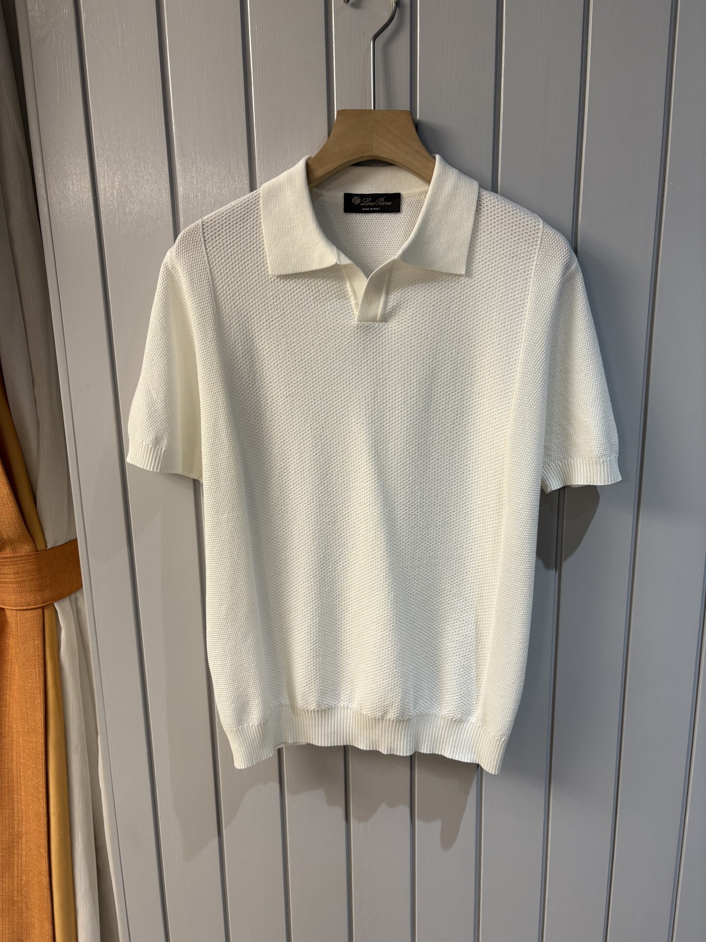 NO:418137,Time-consuming King' diamond jacquard design selects ultra-fine high-quality yarn lapel short-sleeved men's collection 'Time-consuming King' round neck and elegant craftsmanship, which is high-end when touching the skin. Craftsmanship and diamond hollow jacquard, three-dimensional diamond jacquard that takes several months to carve, woven architectural aesthetic texture between warp and weft, and the light and shadow penetrate, showing low-key luxury when light and shadow penetrate, and every move shows low-key luxury. Classic grid lapel short-sleeved design Simple lapel outlines neat lines, short-sleeved cut adapts to multiple scenes - layered suits during business meetings show elegance, casual wear reveals gentleman's taste, and the collection style never fades. The ultimate quality testimony of details Precision turning ensures that the seams are flat, the bone position is reinforced and durable without deformation; the neckline threads have been washed and tested, and they are still as crisp as new as they wear for a long time, and every detail is a testimony of 'time-consuming'. Code M-3XL001  001,,T-shirt,business suit,alexander wang19860909耗时王”菱形提花设计甄选超细优质纱线翻领短袖男士典藏款「耗时王」圆领奢雅工艺,触肤即高阶. 匠心底蕴菱形镂空提花 耗时数月雕琢的立体菱形提花,经纬间织就建筑美学肌理,光影穿透时显隐交错,举手投足尽展低调奢华. 经典型格翻领短袖设计 简约翻领勾勒利落线条,短袖剪裁适配多场景——商务会晤时叠搭西装显儒雅,休闲时光单穿流露绅士品味,典藏款型永不褪色. 细节至臻品质见证 精密车工确保接缝平整,骨位加固耐穿不变形；领口螺纹经水洗测试,久穿仍挺括如新,每一处细节皆为「耗时」证言. 码数M-3XL001 001,,T-shirt,business suit,alexander wang,Men's clothing