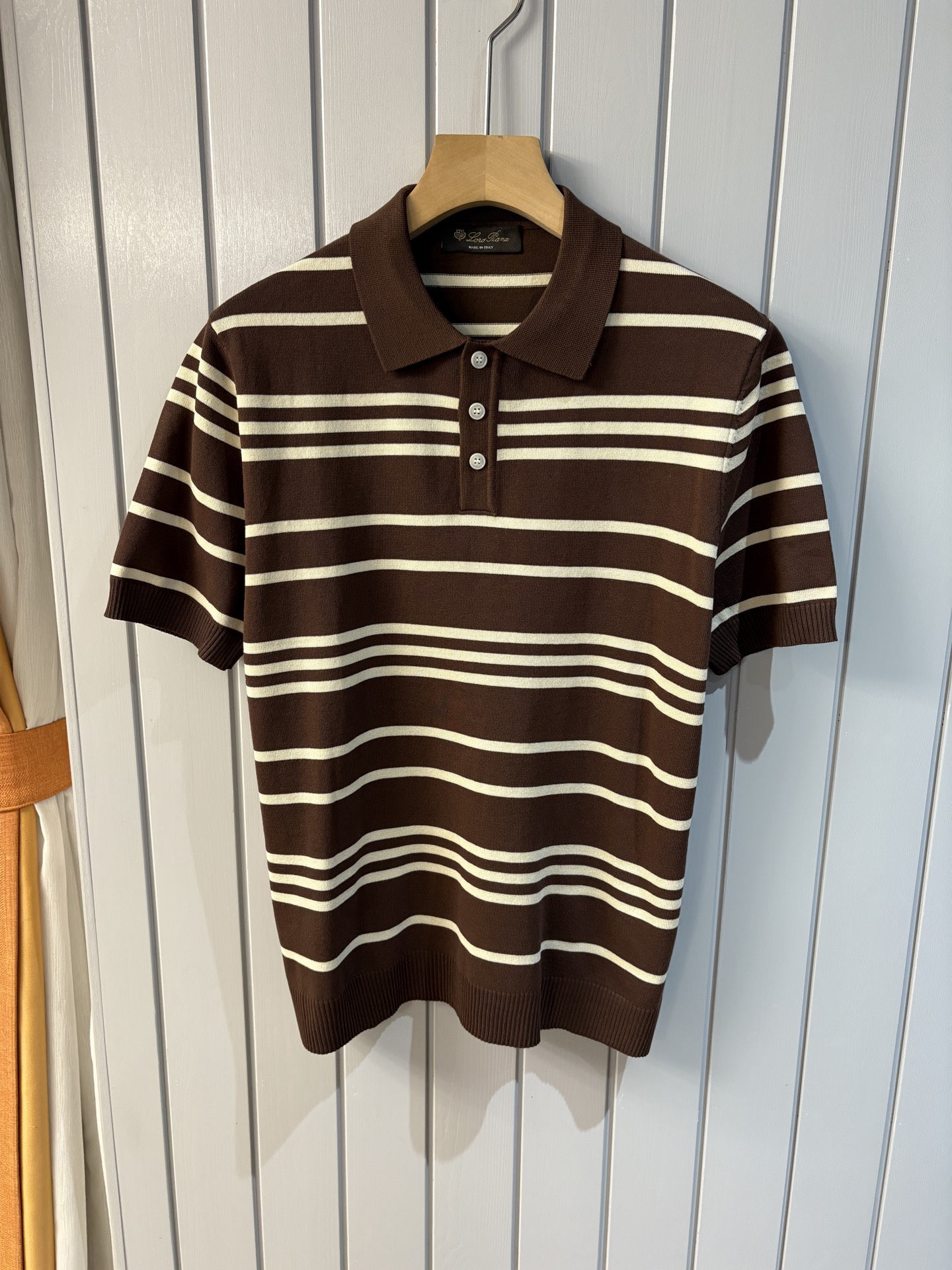 NO:418001,Time-consuming King' diamond jacquard design selects ultra-fine high-quality yarn lapel short-sleeved men's collection 'Time-consuming King' round neck and elegant craftsmanship, which touches the skin with high-end style. The ingenuity of diamond hollow jacquard is a three-dimensional diamond jacquard that takes months to carve. The architectural aesthetic texture is weaved between warp and weft. The light and shadow penetrate through, and the gestures show low-key luxury. Classic grid lapel short-sleeved design Simple lapel outlines neat lines, and short-sleeved tailoring is suitable for multiple scenes - the layered suit during business meetings shows elegance, casual wear reveals gentleman's taste, and the collection style never fades. The ultimate quality testimony of details Precision turning ensures that the seams are flat, the bone position is reinforced and durable without deformation; the neckline threads have been washed and tested, and they are still as crisp as new as they wear for a long time, and every detail is a testimony of 'time-consuming'.  Code number M-3XL001, T-shirt, business suit, alexander wang19860909耗时王”菱形提花设计甄选超细优质纱线翻领短袖男士典藏款「耗时王」圆领奢雅工艺,触肤即高阶. 匠心底蕴菱形镂空提花 耗时数月雕琢的立体菱形提花,经纬间织就建筑美学肌理,光影穿透时显隐交错,举手投足尽展低调奢华.  经典型格翻领短袖设计 简约翻领勾勒利落线条,短袖剪裁适配多场景——商务会晤时叠搭西装显儒雅,休闲时光单穿流露绅士品味,典藏款型永不褪色. 细节至臻品质见证 精密车工确保接缝平整,骨位加固耐穿不变形；领口螺纹经水洗测试,久穿仍挺括如新,每一处细节皆为「耗时」证言. 码数M-3XL001,,T-shirt,business suit,alexander wang,Men's clothing