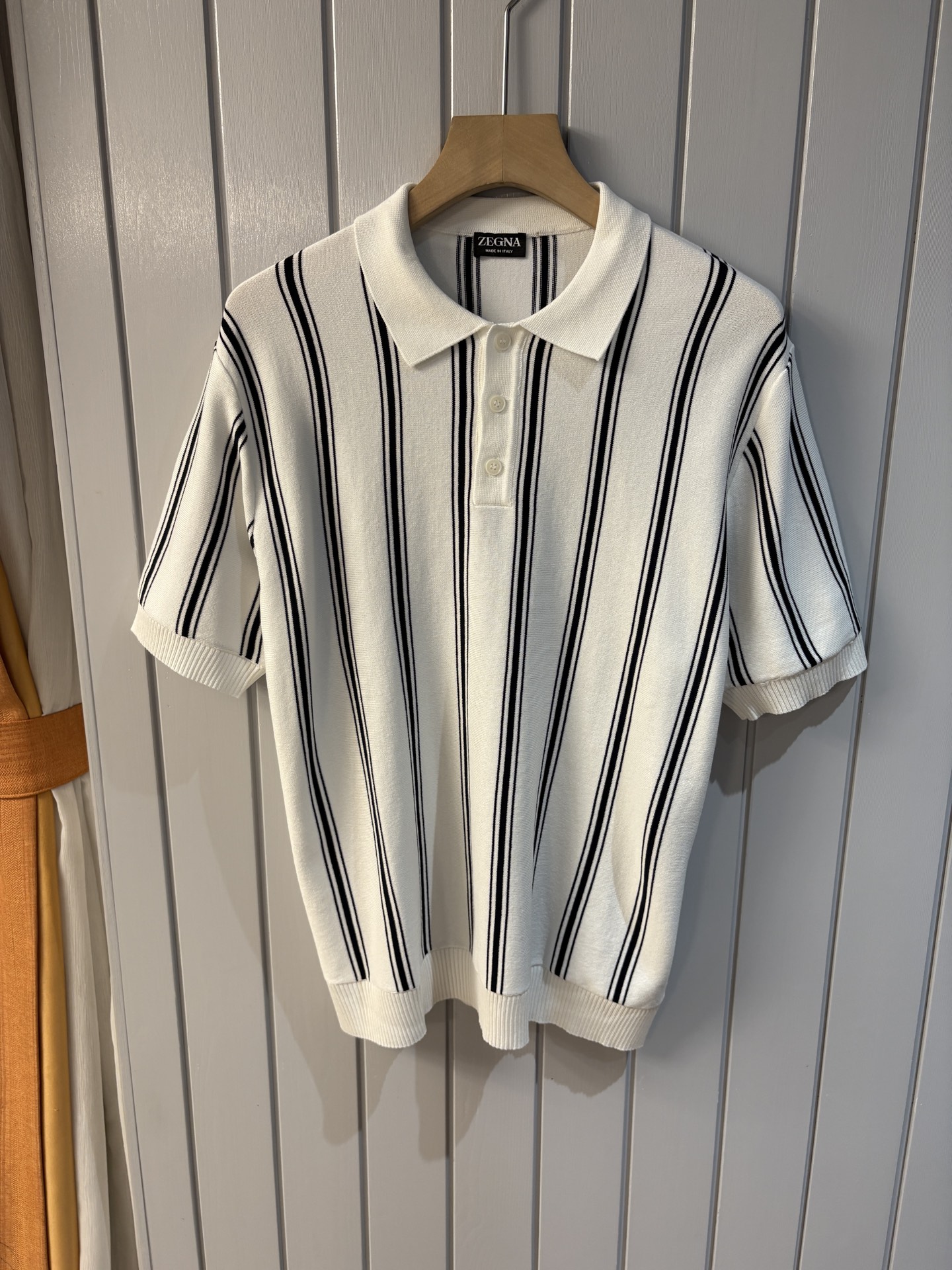 NO:418011,Time-consuming King' diamond jacquard design selects ultra-fine high-quality yarn lapel short-sleeved men's collection 'Time-consuming King' round neck and elegant craftsmanship, which touches the skin with high-end style. The ingenuity of diamond hollow jacquard is a three-dimensional diamond jacquard that takes months to carve. The architectural aesthetic texture is weaved between warp and weft. The light and shadow penetrate through, and the gestures show low-key luxury. Classic grid lapel short-sleeved design Simple lapel outlines neat lines, and short-sleeved tailoring is suitable for multiple scenes - the layered suit during business meetings shows elegance, casual wear reveals gentleman's taste, and the collection style never fades. The ultimate quality testimony of details Precision turning ensures that the seams are flat, the bone position is reinforced and durable without deformation; the neckline threads have been washed and tested, and they are still as crisp as new as they wear for a long time, and every detail is a testimony of 'time-consuming'.  Code number M-3XL001, T-shirt, business suit, alexander wang19860909耗时王”菱形提花设计甄选超细优质纱线翻领短袖男士典藏款「耗时王」圆领奢雅工艺,触肤即高阶. 匠心底蕴菱形镂空提花 耗时数月雕琢的立体菱形提花,经纬间织就建筑美学肌理,光影穿透时显隐交错,举手投足尽展低调奢华. 经典型格翻领短袖设计 简约翻领勾勒利落线条,短袖剪裁适配多场景——商务会晤时叠搭西装显儒雅,休闲时光单穿流露绅士品味,典藏款型永不褪色. 细节至臻品质见证 精密车工确保接缝平整,骨位加固耐穿不变形；领口螺纹经水洗测试,久穿仍挺括如新,每一处细节皆为「耗时」证言. 码数M-3XL001,,T-shirt,business suit,alexander wang,Men's clothing