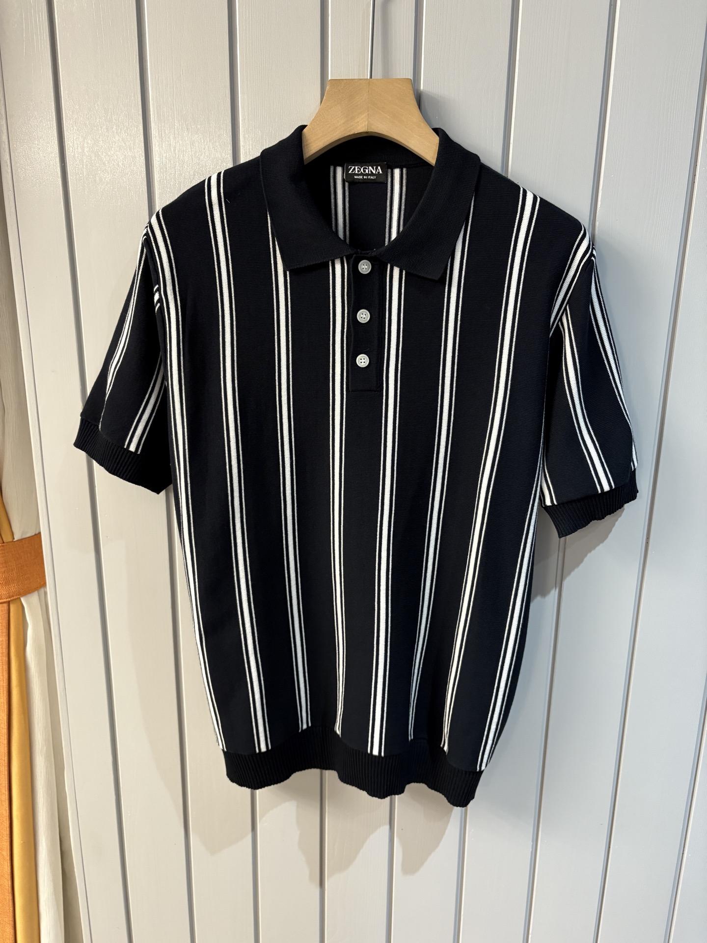 NO:418019,Time-consuming King' diamond jacquard design selects ultra-fine high-quality yarn lapel short-sleeved men's collection style 'Time-consuming King' round neck and elegant craftsmanship, which is high-end when touching the skin. Craftsmanship and diamond hollow jacquard, three-dimensional diamond jacquard that takes several months to carve, woven architectural aesthetic texture between warp and weft, and the light and shadow penetrate, and every move is fully displayed. Classic grid lapel short-sleeved design Simple lapel outlines neat lines, short-sleeved cut is suitable for multiple scenes - layered suits during business meetings show elegance, casual wear reveals gentleman's taste, and the collection style never fades. The ultimate quality testimony of details Precision cutting ensures that the seams are flat, the bone position is reinforced and durable without deformation; the neckline threads have been washed and tested, and they are still as crisp as new as they wear for a long time, and every detail is a testimony of 'time-consuming'. Code number M-3XL001,, T-shirt, business  suit,alexander wang19860909耗时王”菱形提花设计甄选超细优质纱线翻领短袖男士典藏款「耗时王」圆领奢雅工艺,触肤即高阶. 匠心底蕴菱形镂空提花 耗时数月雕琢的立体菱形提花,经纬间织就建筑美学肌理,光影穿透时显隐交错,举手投足尽展 经典型格翻领短袖设计 简约翻领勾勒利落线条,短袖剪裁适配多场景——商务会晤时叠搭西装显儒雅,休闲时光单穿流露绅士品味,典藏款型永不褪色. 细节至臻品质见证 精密车工确保接缝平整,骨位加固耐穿不变形；领口螺纹经水洗测试,久穿仍挺括如新,每一处细节皆为「耗时」证言. 码数M-3XL001,,T-shirt,business suit,alexander wang,Men's clothing