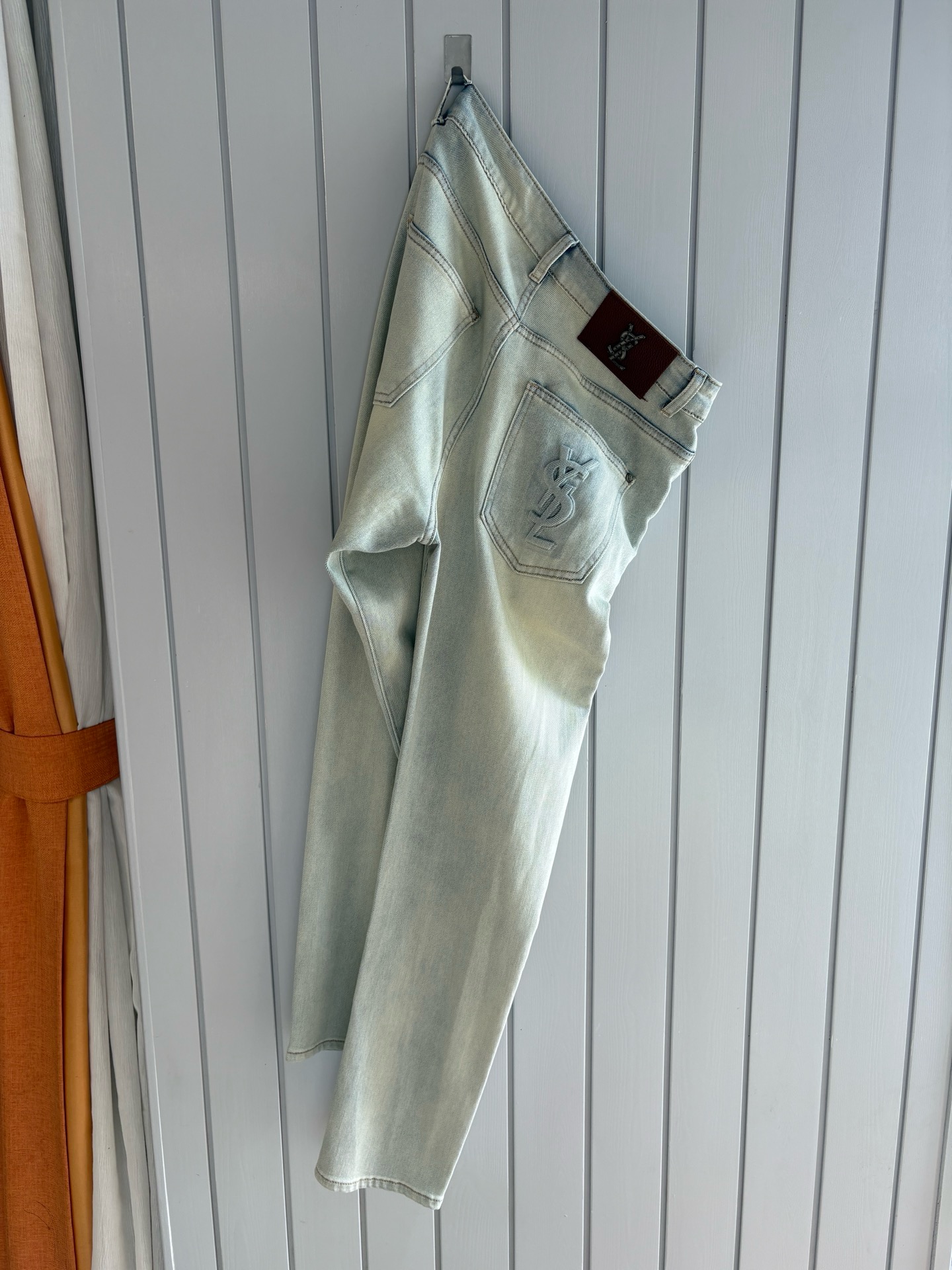 NO:524295,A super stylish jeans, customized original washing denim fabric, unique design, top-grade embroidery craft letter pattern logo, original hardware and auxiliary decoration, an extremely superior jeans, the materials and craftsmanship are extremely luxurious and exquisite, the grade is extremely high, the upper body is handsome and stylish, recommended, 004 yards 29-38 but not 35; 37, jeans, alexander wang19860909超级有范儿的一款牛仔裤,定制原版水洗牛仔面料,独特设计,顶级刺绣工艺字母图案logo,原版五金辅料装饰,极为翘楚的一款牛仔裤,用料与工艺都极致奢华精湛,档次极高,上身帅气有型,推荐,004码数29-38没35；37,,jeans,alexander wang,Men's clothing